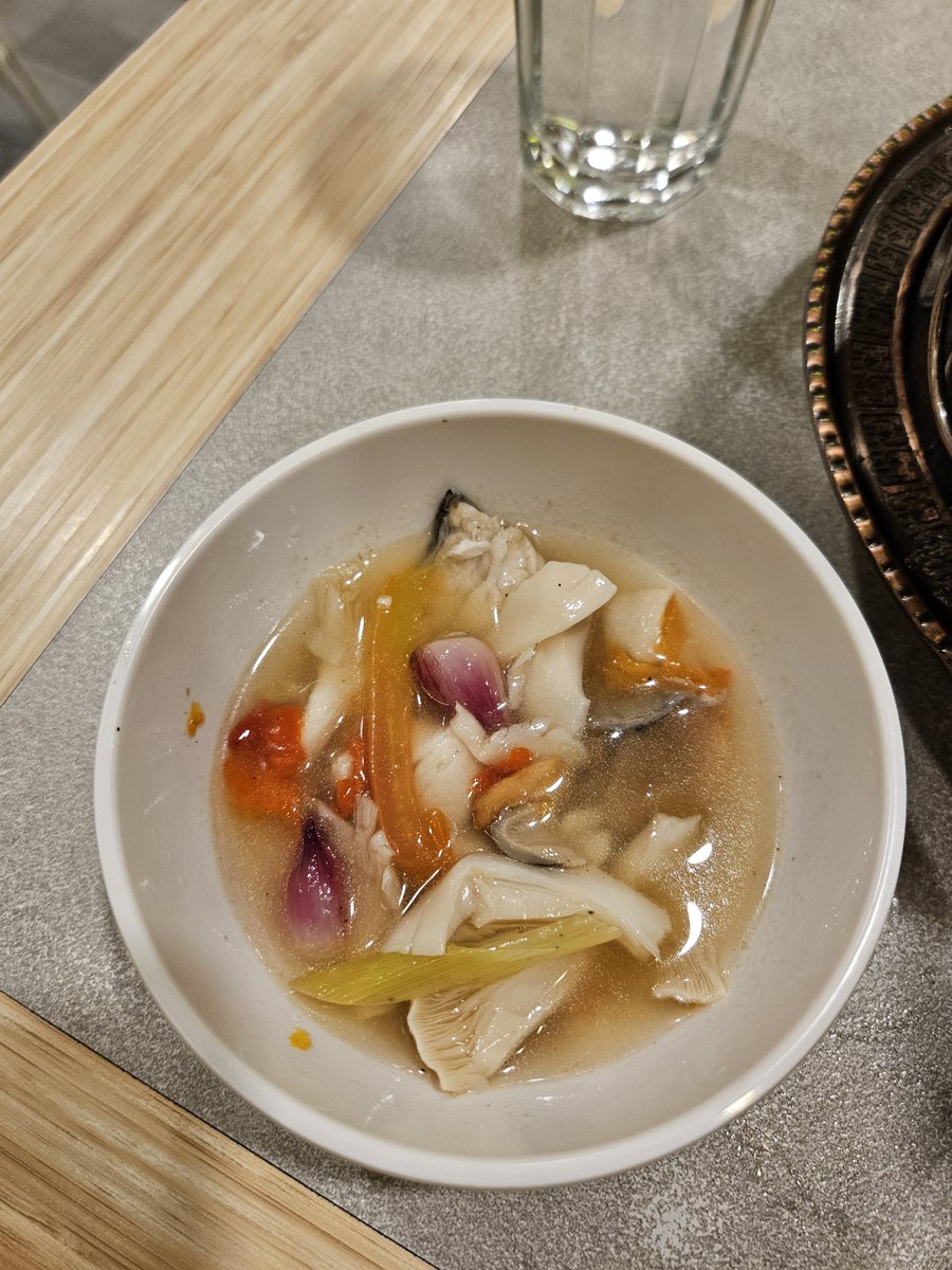 plutoooooooow's tweet photo. Comforting banget : asem pas (ini kayaknya dia pakai semacam asam jawa), rempahnya BEUUUH (🧄🧅SANGRAI UTUH), aromatic sereh, lengkuas, daun jeruk WANGI banget. Untuk protein ikan (sepertinya dia pakai ikan tawar ya), perjamuran ok seperti biasa.

Menunya : Toom Saab Fish https://t.co/fpMJcWDCaM