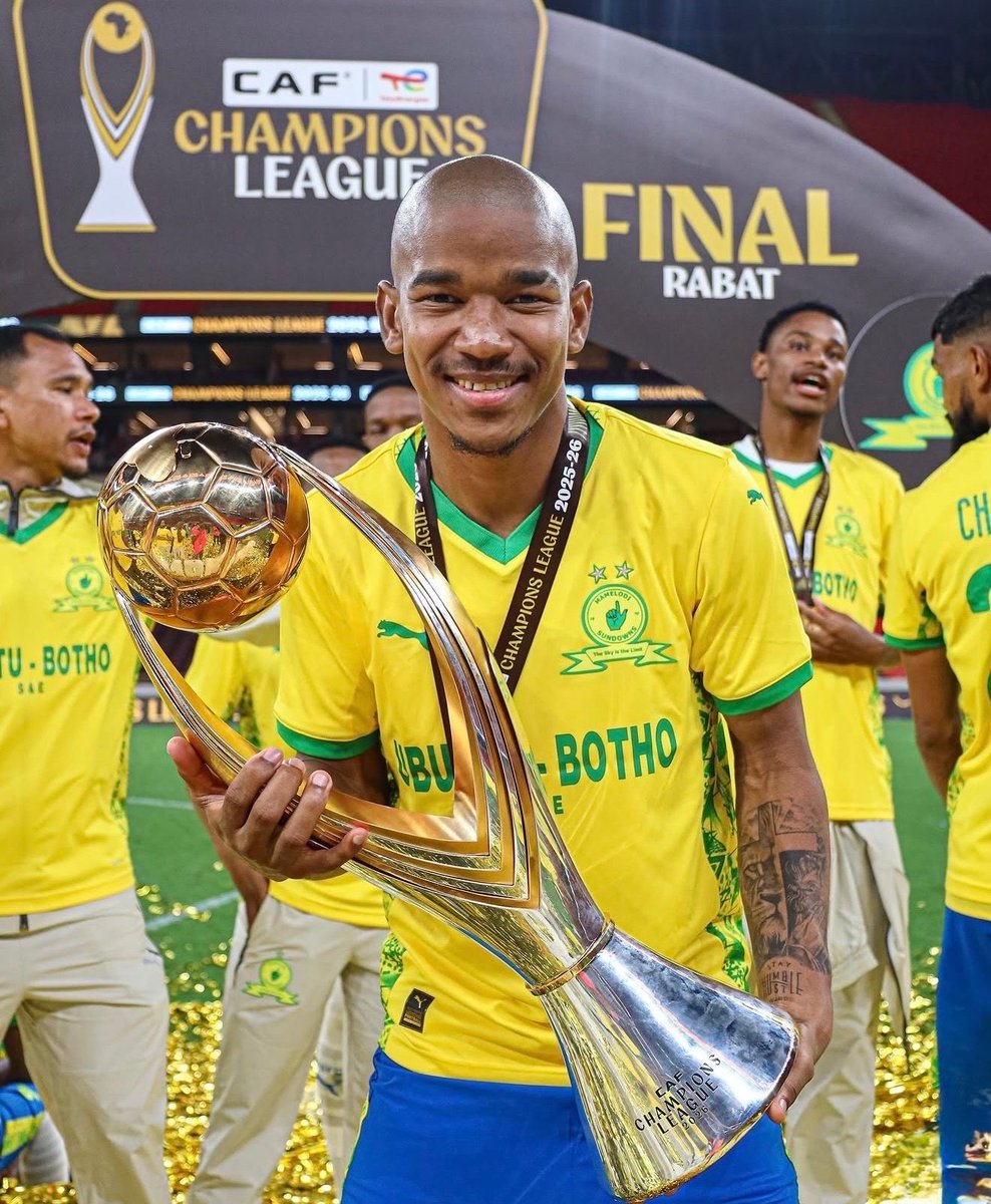 MickyJnr__'s tweet photo. 𝗗𝗜𝗙𝗙𝗜𝗖𝗨𝗟𝗧 𝗠𝗢𝗠𝗘𝗡𝗧 𝗙𝗢𝗥 𝗦𝗨𝗡𝗗𝗢𝗪𝗡𝗦 💔😭

Mamelodi Sundowns are set to depart for Austria today for their pre-season camp, but they do so under heartbreaking circumstances following the tragic passing of Jayden Adams.

The club and everyone connected with the Yellow Nation are mourning the loss of their midfielder. 🕊️

May Jayden Adams’ soul rest in peace.

#AfricanFootball
#Sundowns 
#RIPJaydenAdams