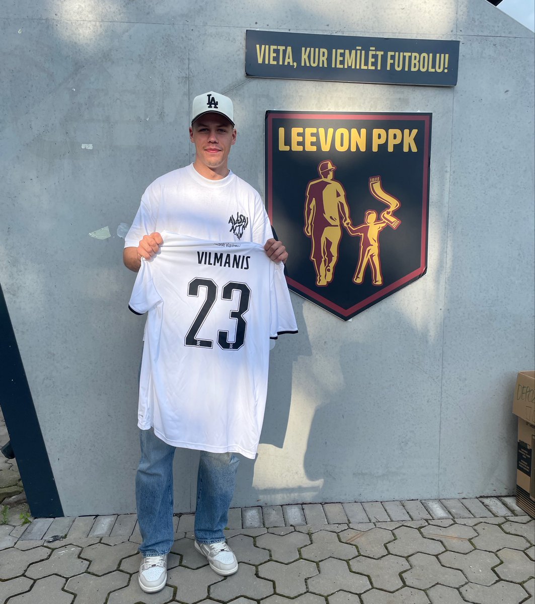 LeevonPPK's tweet photo. Prieks bija vakardienas spēles apmeklētāju vidū satikt izlases un Floridas Panthers hokejistu Sandi Vilmani! https://t.co/dvJQekALnN