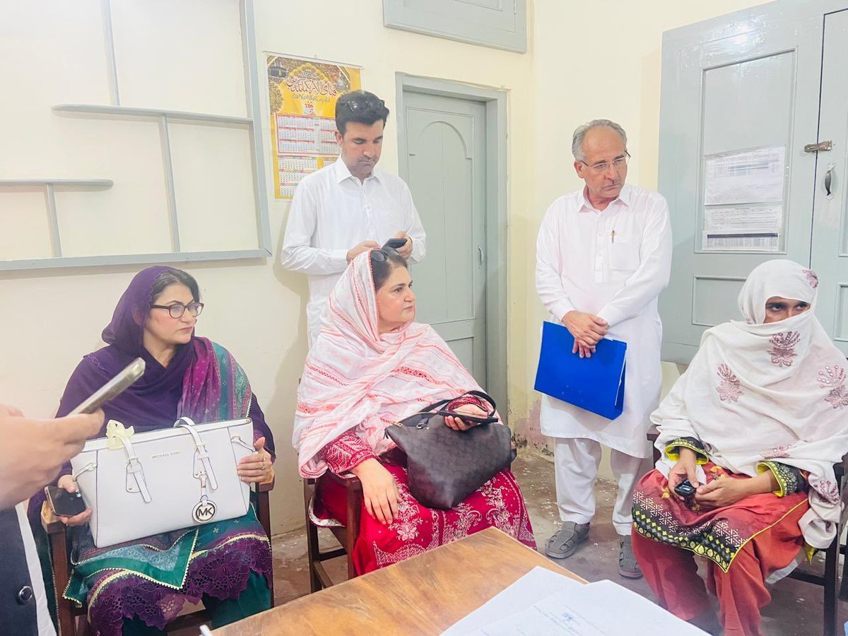 bisp_pakistan's tweet photo. چیئرپرسن بینظیر انکم سپورٹ پروگرام، سینیٹر روبینہ خالد نے بری کوٹ، سوات میں بی آئی ایس پی تحصیل آفس کا دورہ کیا۔
انہوں نے مستحق خواتین سے ملاقات کی، ان کے مسائل سنے اور ان کے فوری حل کی یقین دہانی کرائی۔ اس موقع پر چیئرپرسن نے خواتین کو ڈیجیٹل والٹ کے محفوظ استعمال، مکمل ادائیگی وصول کرنے اور کسی بھی قسم کی غیرقانونی کٹوتی سے محفوظ رہنے کے حوالے سے آگاہ کیا۔
انہوں نے خواتین بینیفشریز کو بتایا کہ ڈیجیٹل والٹ ایکٹیویشن مفت جبکہ رقم نکلوانے کے سروس چارجز  280 روپے مقرر ہے۔ انہوں نے واضح کیا کہ مستحق خواتین کی امدادی رقم ان کے ڈیجیٹل والٹ میں محفوظ رہتی ہے، اس لیے اسے فوری طور پر نکلوانے کی ضرورت نہیں۔ خواتین اپنی سہولت کے مطابق کسی بھی وقت متعلقہ بینک کے کسی بھی مجاز ریٹیلر سے اپنی مکمل رقم حاصل کر سکتی ہیں۔
سینیٹر روبینہ خالد نے بینظیر فری سم کی تقسیم کے عمل کا بھی جائزہ لیا اور عملے کو ہدایت کی کہ تمام مستحق خواتین کو شفاف، باعزت اور بروقت خدمات فراہم کی جائیں۔
اس موقع پر ڈائریکٹر جنرل بی آئی ایس پی خیبرپختونخوا، الف جان آفریدی بھی موجود تھے۔

#BISP #Swat #SenatorRubinaKhalid #BenazirMobileSIM #Transperancy