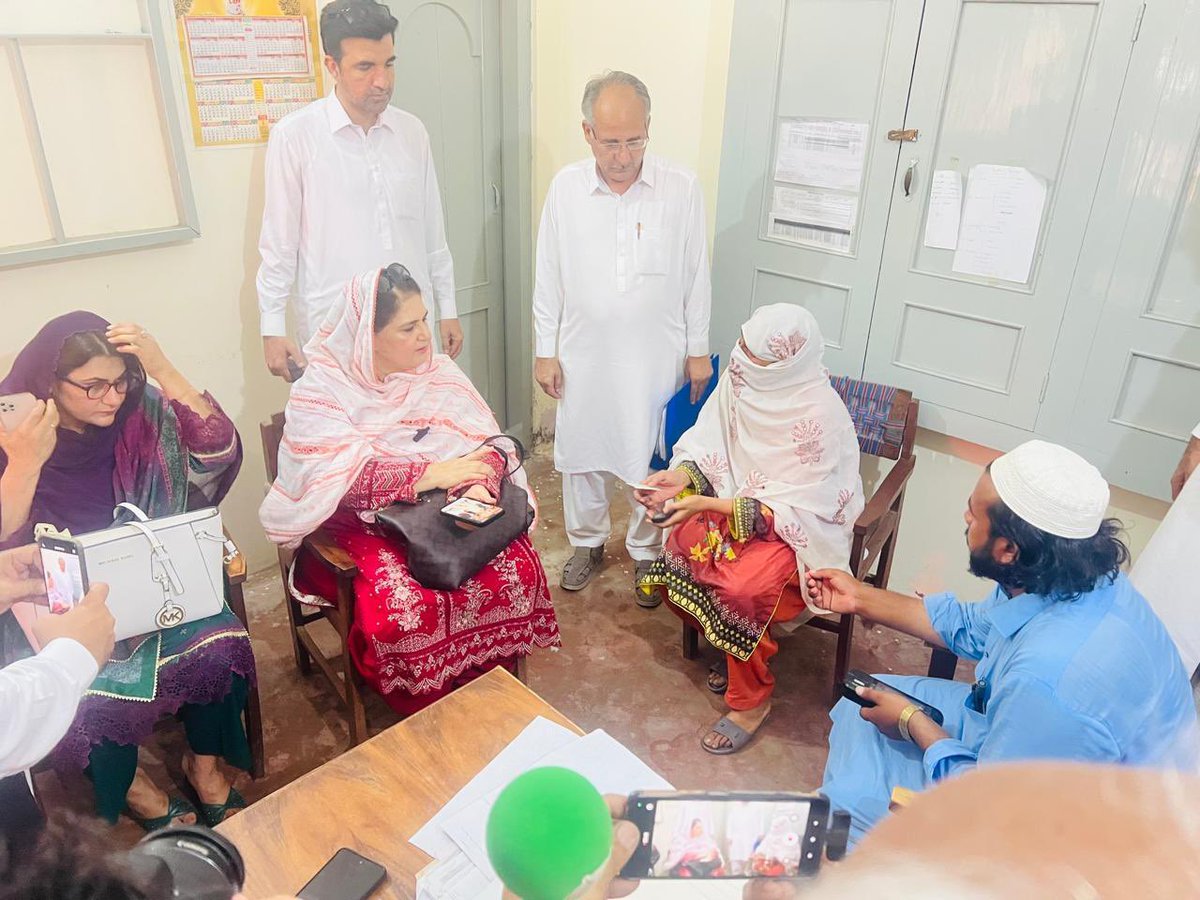 bisp_pakistan's tweet photo. چیئرپرسن بینظیر انکم سپورٹ پروگرام، سینیٹر روبینہ خالد نے بری کوٹ، سوات میں بی آئی ایس پی تحصیل آفس کا دورہ کیا۔
انہوں نے مستحق خواتین سے ملاقات کی، ان کے مسائل سنے اور ان کے فوری حل کی یقین دہانی کرائی۔ اس موقع پر چیئرپرسن نے خواتین کو ڈیجیٹل والٹ کے محفوظ استعمال، مکمل ادائیگی وصول کرنے اور کسی بھی قسم کی غیرقانونی کٹوتی سے محفوظ رہنے کے حوالے سے آگاہ کیا۔
انہوں نے خواتین بینیفشریز کو بتایا کہ ڈیجیٹل والٹ ایکٹیویشن مفت جبکہ رقم نکلوانے کے سروس چارجز  280 روپے مقرر ہے۔ انہوں نے واضح کیا کہ مستحق خواتین کی امدادی رقم ان کے ڈیجیٹل والٹ میں محفوظ رہتی ہے، اس لیے اسے فوری طور پر نکلوانے کی ضرورت نہیں۔ خواتین اپنی سہولت کے مطابق کسی بھی وقت متعلقہ بینک کے کسی بھی مجاز ریٹیلر سے اپنی مکمل رقم حاصل کر سکتی ہیں۔
سینیٹر روبینہ خالد نے بینظیر فری سم کی تقسیم کے عمل کا بھی جائزہ لیا اور عملے کو ہدایت کی کہ تمام مستحق خواتین کو شفاف، باعزت اور بروقت خدمات فراہم کی جائیں۔
اس موقع پر ڈائریکٹر جنرل بی آئی ایس پی خیبرپختونخوا، الف جان آفریدی بھی موجود تھے۔

#BISP #Swat #SenatorRubinaKhalid #BenazirMobileSIM #Transperancy