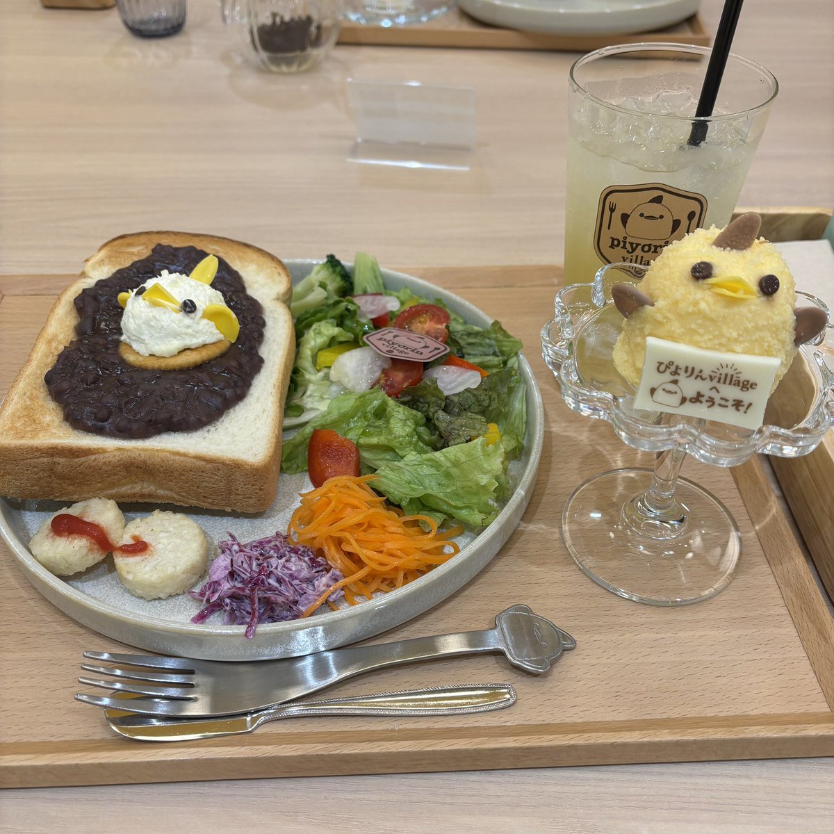 i_m414's tweet photo. 名古屋いくからせっかくだし〜‼️と思ってぴよりんvillageにも行ってきた🐥
固めのプリンがお好みの贔屓にvillageぴよりんはめちゃくちゃオススメしたい一品だなと感じた🍮
めちゃくちゃ可愛くて美味しかった〜🫶 https://t.co/oZU58NX1rR