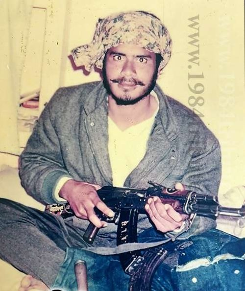 ShivamdixitInd's tweet photo. 17 साल की सरबजीत कौर के मानवाधिकार याद नहीं आते?

10 फरवरी 1991 को गुरदासपुर के बहादुरपुर गांव की 17 वर्षीय मासूम सरबजीत कौर का 'खालिस्तान कमांडो फोर्स' (KCF) के आतंकी शमशेर शेरा और उसके साथियों द्वारा अपहरण कर लिया गया था। 

विरोध करने पर उसके माता-पिता की बेरहमी से हत्या कर दी गई। उस मासूम बच्ची को कई दिनों तक बंधक बनाकर रखा गया और उसके साथ बार-बार दरिंदगी (सामूहिक बलात्कार) की गई।

बाद में 1991 में ही पंजाब पुलिस ने एक मुठभेड़ में उस खूंखार दरिंदे शमशेर शेरा को मार गिराया। तत्कालीन समाचार रिपोर्टों और दस्तावेजों में दर्ज यह खौफनाक हकीकत रूह कंपा देने वाली है।

शर्मनाक पहलू-

आज कुछ अलगाववादी और भारत-विरोधी ताकतें ऐसे ही जघन्य अपराधियों, हत्यारों और बलात्कारियों को 'शहीद' कहकर उनका महिमामंडन करती हैं! 

सिनेमा के जरिए एकतरफा नैरेटिव गढ़ने वाले इन पीड़ितों के दर्द को स्क्रीन से क्यों गायब कर देते हैं?

#Punjab95 #Satluj #PropagandaExposed #AntiIndiaAgenda #FactCheck #NeverForget