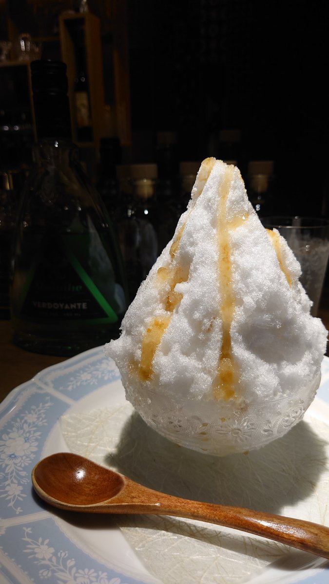 meepyon_mei's tweet photo. onew bar（試験営業）でかき氷🍧
全然いい感じに撮れなかったけど、アブサン×青梅×練乳がめちゃくちゃ好みだったし、味も最高だった…。幸せ。 https://t.co/3l5QBmEBN9