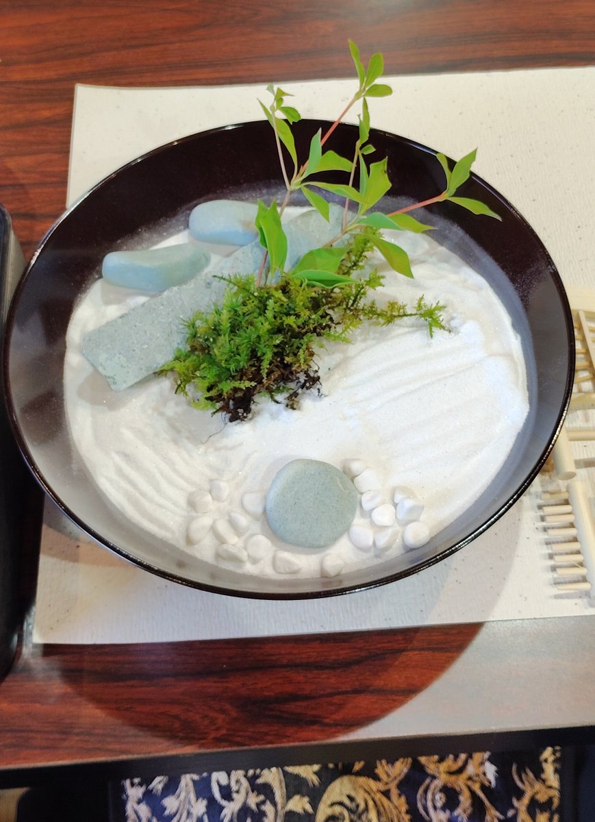 mococorin's tweet photo. エーデパさん主宰の【格別の旅】 大安禅寺 心が整う時間に参加しました！
無心で枯山水の箱庭作りをしたあと、精進料理を味わいました。
最後は現在修理中の非公開エリアを巡りました。
玄ちゃんのお話とても面白かった。 https://t.co/90pTgQzsqe