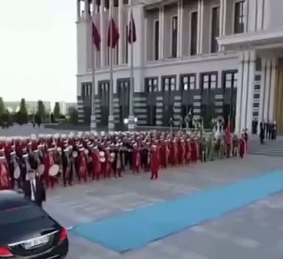 hikmetgenc's tweet photo. “Kristrún Frostadóttir”

Kaşalotlar mukayese etmişler; 

"Bi' Külliyeye bakın, bi'de Frostadóttir'in başbakanlık binasına bakın. 
Ne kadar mütevazı değil mi?.." demişler.
Efendim koruması da çok azmış.

İzlanda'nın nüfusu 390 bin, neredeyse bizim Bağcılar'ın yarısı!
Bir çoğu AB ülkesi vatandaşı.
Düşmanları yok. Balıkçılık ve turizm ile geçinip gidiyorlar. Volkanları, gayzerleri bir de Kuzey Işıkları var.

Sorun şu ki, böyle saçma bir gönderi (mukayese) milyon kere paylaşılmış X’te!

Bin defa söyledik, "muhalefet etmek için dangalak olmak zorunda değilsiniz" diye. 

Ama faydası yok. Bunlar kafayı sıyıralı çok oldu. Ve günbegün kötüye gidiyorlar.

Yıllarca Halk tv Tele1 izlersen, Sözcü, Cumhuriyet, Birgün, Evrensel, Cinsel.., vesaire okursan böyle şakulün kayar işte!

Ulan ibni bidoni bunlar hep senin işlerin..!?
.
https://t.co/XhrvRJ2Yhl
.