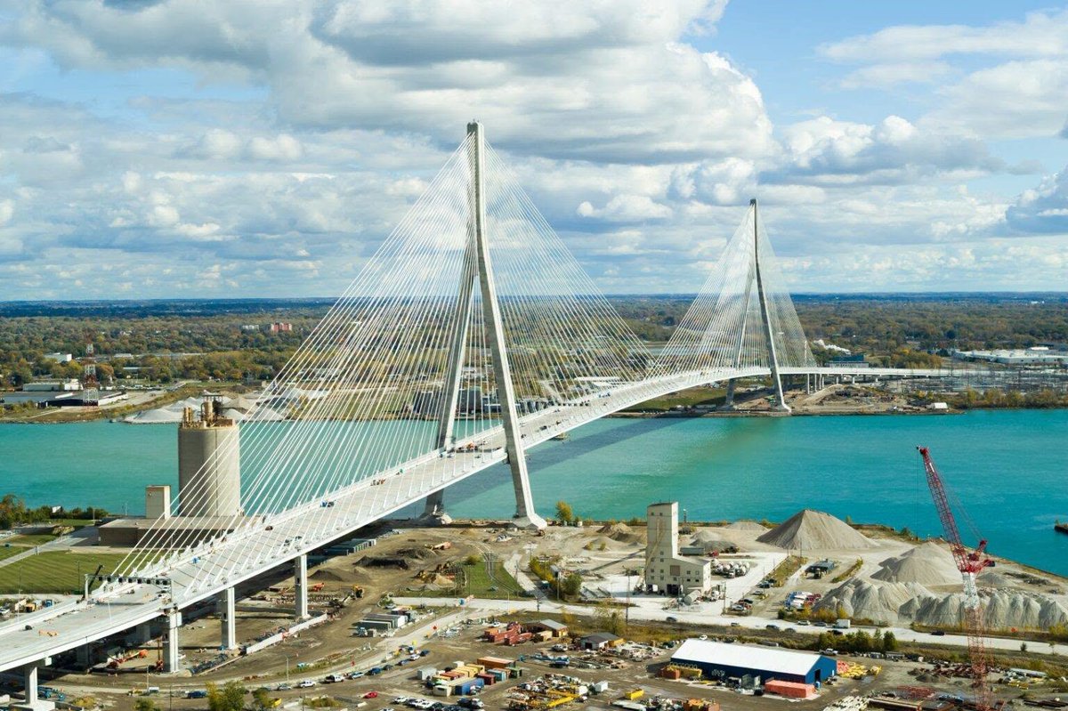 GThibodeau_Mtl's tweet photo. CANADA-ÉTATS-UNIS / Le Pont Gordie Howe
Un bon investissement à long terme ?

Le Canada a payé entièrement la construction du nouveau pont Gordie Howe entre Windsor et Detroit, soit 6,4 milliards de dollars. Ce pont moderne appartient à moitié au Canada et à moitié au Michigan.
L'entente originale de 2012 prévoyait que le Canada récupère son argent grâce aux péages, avant de partager les profits avec l'État du Michigan.

En février, Trump a menacé de bloquer l'ouverture du pont, jugeant que les États-Unis n'y trouvaient pas assez d'avantages. Cela a forcé le report de la cérémonie prévue en juin et une nouvelle négociation, cette fois directement avec le gouvernement fédéral américain.
Selon le nouvel accord, le Canada recevrait 50% des profits nets des péages. L'autre 50% financerait un fonds de développement économique sur quinze ans, destiné à des projets des deux côtés de la frontière. Ottawa n'a confirmé que les grandes lignes de l'entente, et certains détails, dont la gestion exacte de ce fonds, restent flous.

Ce nouvel accord risque de rendre le remboursement du Canada plus lent que prévu. Le pont, conçu pour durer très longtemps, continuera cependant de générer des profits pour le Canada bien après le remboursement de la dette. Ce projet renforce le commerce, crée des emplois et améliore les liens entre les deux pays.
Mais les négociations ne sont pas terminées. Les États-Unis ont montré qu'ils négocient de façon musclée, et le Canada devra s'assurer d'avoir les meilleurs négociateurs pour défendre ses intérêts jusqu'au bout.

Au final, on verra si Mark Carney et son équipe ont bien négocié. Ce pourrait être un bon deal à long terme, mais tout dépendra des détails finaux.