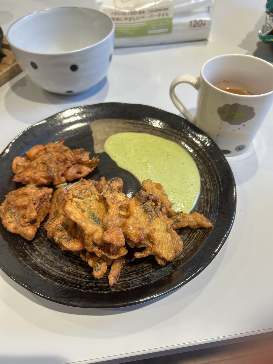 EML_Students's tweet photo. 当研究室のインド人ポスドク達にチャイティーとパコラ（豆の天ぷら）をご馳走になりました😋 https://t.co/8EheXIlhIO
