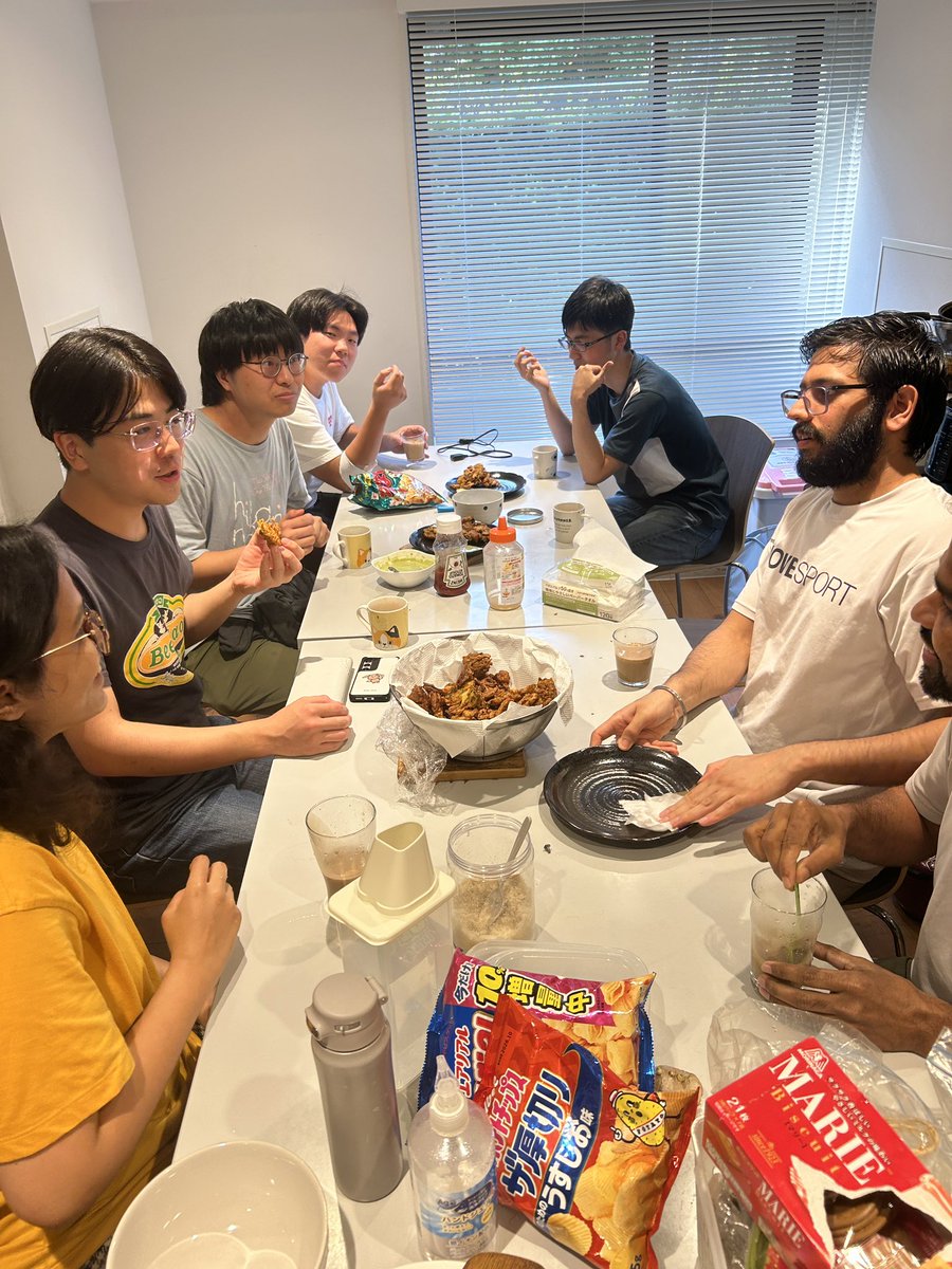 EML_Students's tweet photo. 当研究室のインド人ポスドク達にチャイティーとパコラ（豆の天ぷら）をご馳走になりました😋 https://t.co/8EheXIlhIO
