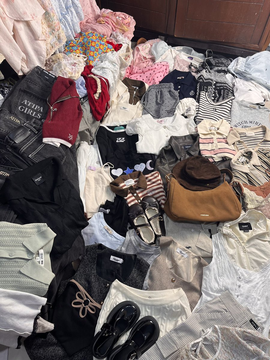 nonkoy09's tweet photo. 🌸 ส่งต่อเสื้อผ้า มีมากกว่าในรูป  🌸
              รี+ฟอล ค่าส่ง 35฿ 
         🏖️ ลงพรุ่งนี้ ปักรอไว้ได้เลยค่า🏖️

#ส่งต่อเสื้อผ้า #ส่งต่อเสื้อผ้ามือสอง #เสื้อผ้ามือ2  #ส่งต่อ #เสื้อผ้ามือสอง #feelfreebkk #cintage #ส่งต่อstylist https://t.co/5Yh10qqAq8