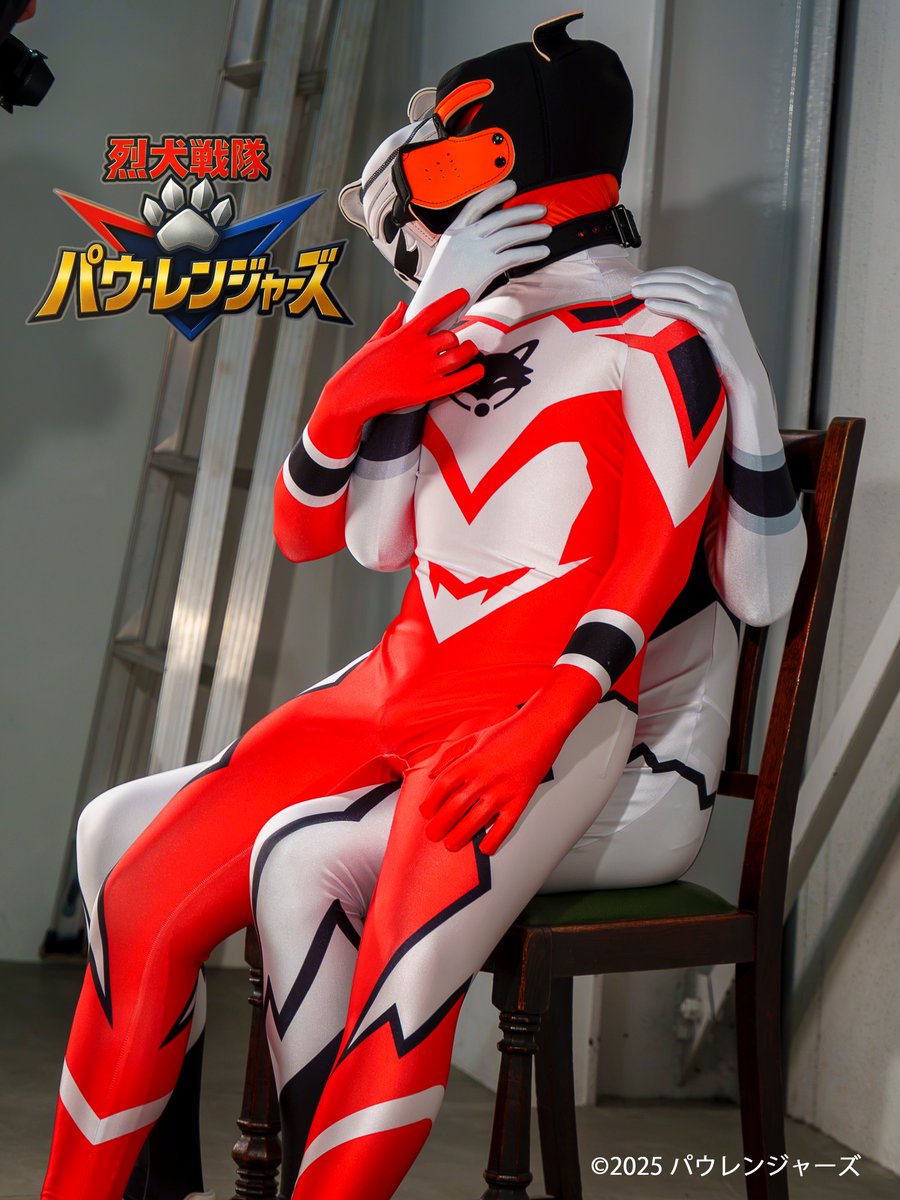 Bow_Rangers's tweet photo. 〈撮影裏〉
膝にうまく座らせる方法はコレ！

#烈犬戦隊パウレンジャーズ https://t.co/WgNHeOIV0y