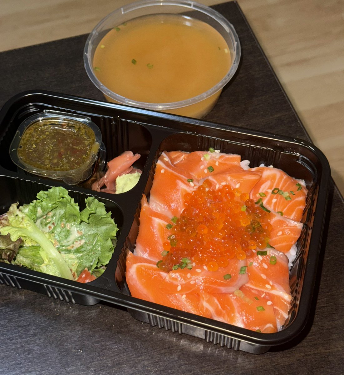 shomean_'s tweet photo. 📍 KARAI

No.1 ในใจ 10 ปีซ้อน ไม่ได้เวอร์ กินตั้งแต่สมัยเรียนม.บูร ตอนนี้ทำงานแล้วก็ยังสั่งกินอยู่ เมนูข้าวหน้าปลาแซลม่อนคือที่ แซลม่อนสด ชิ้นใหญ่ มาพร้อมข้าวญี่ปุ่นที่ถูกต้อง แถมให้เครื่องเคียงสลัดมาด้วย ใครสายแซ่บร้านก็มีน้ำจิ้มซีฟู้ดให้อีก เริ่ด

🍣 : https://t.co/xpYP3yKpm5 https://t.co/0qoatY6OQR