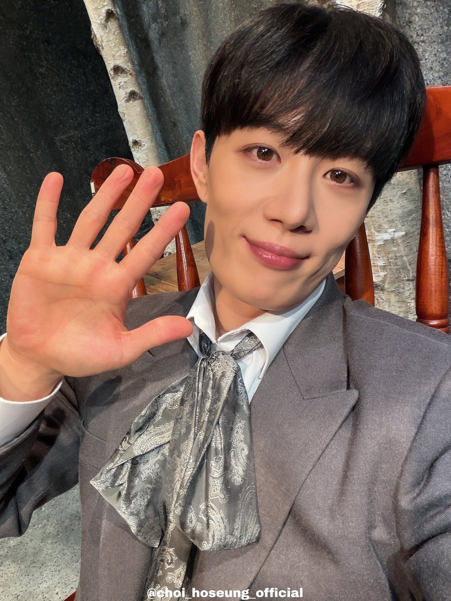 ChoiHS_Official's tweet photo. 📷
#호승데미안 의 마지막 공연이 무사히 마무리되었습니다.🥰
마지막까지 헤일리히를 찾아주셔서 감사합니다.
캄프에 와주셨던 날들이 마음의 위로가 되었던 시간이었길 바라며 항상 행복하시길 바라겠습니다.🙇‍♀️

앞으로도 배우님께 많은 사랑과 응원 부탁드립니다.

#최호승 #최호승배우님 https://t.co/m7DEmIsDM8