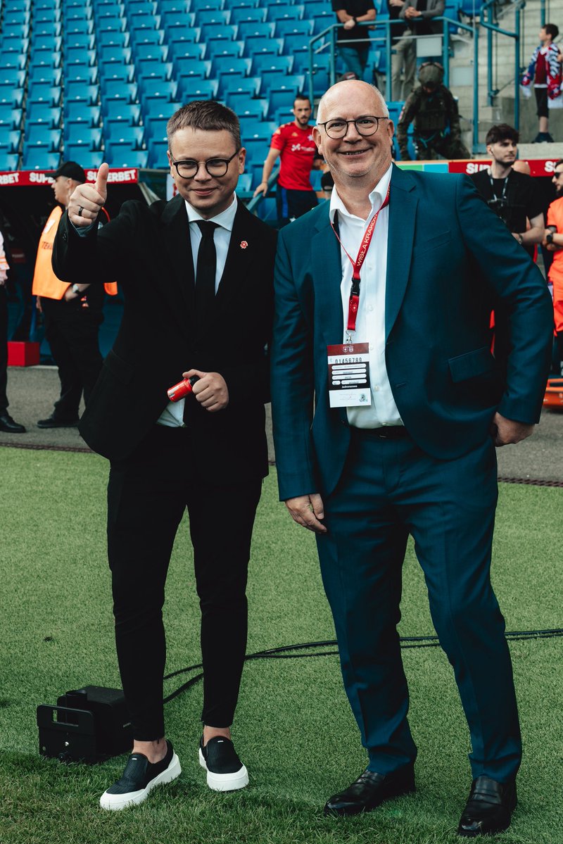 Wrexham_AFC's tweet photo. A pleasure to be here @jarokrolewski 🤝

🔴⚪️ #WxmAFC https://t.co/YGJIagVjJI