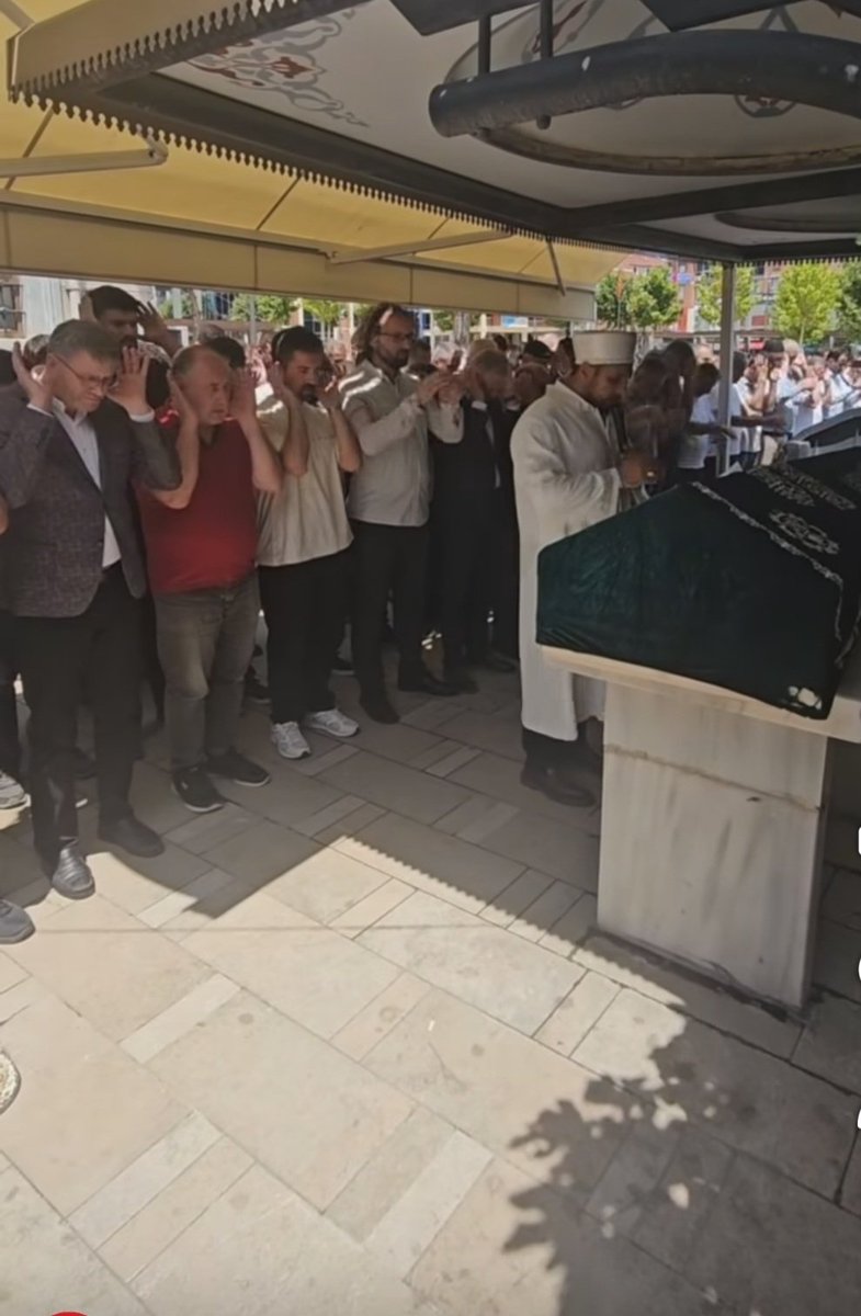 salihazbay3's tweet photo. Teşkilat Mensuplarımız ile birlikte Önceki Dönem Belediye Meclis Üyemiz Sn. Neziha TEMÜR’ün vefat eden oğlu Ömer Eren’in Cenazesine katıldık.

Merhuma Allah’tan rahmet, TEMÜR ailesine sabır ve baş sağlığı dileriz. https://t.co/s0QRyHPhoO