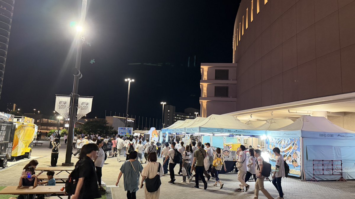 w_tor's tweet photo. ライブ終わって建物出たらホークスの試合終わった人たちとバッティング。帰り着くの遅くなりそう。 https://t.co/8bMOchb73a