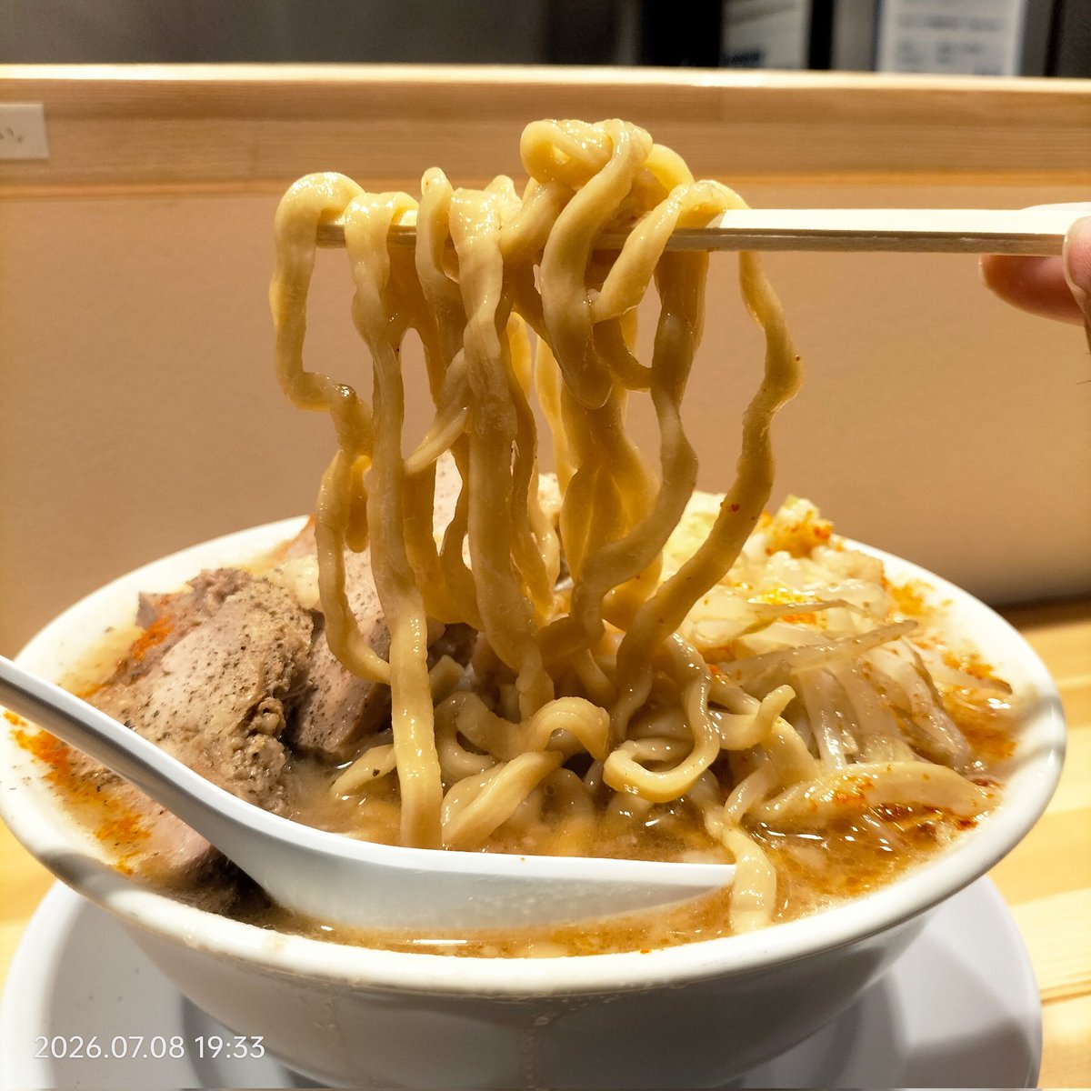 Fnbari_onsen's tweet photo. 7月8日戌の刻半🍜ヤマロク古川店
ラーメンTPブタマシ
大蒜抜き

スープがウデ肉変わってから初訪問。前よりスッキリした様にかじる。これはコレで美味い。食べやすさも考えて400gはペロリかもしれません。次は大蒜たっぷりの汁なしを食べたいwww

#ヤマロク古川店
#ラーメン
#定休日なしで毎日営業 https://t.co/Jrs8WFHPlz