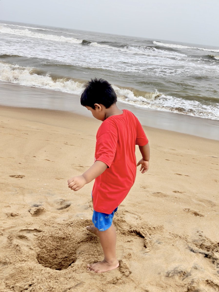 deba1602's tweet photo. The vibes of Puri beach somehow hit very different. At least for me. And yes, for the brat as well. #Odisha #ShotOnOnePlus #DadDiaries https://t.co/5kXr5TXbkw