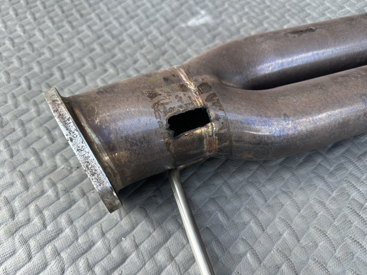KIMURAAutoWorks's tweet photo. 横浜からはるばる来てくれたS14シルビア
本日の依頼はHPI製のフロントパイプがステーごと脱落して穴が空いて排気漏れしてしまっていたので穴埋めしてステーを制作
一応、脱着の撃備性を考えてブラケットとステーはボルトナット留めにしました
#SR #14シルビア #HPI #排気漏れ #TIG溶接 
 #ステー制作 https://t.co/pXghDG6Syp