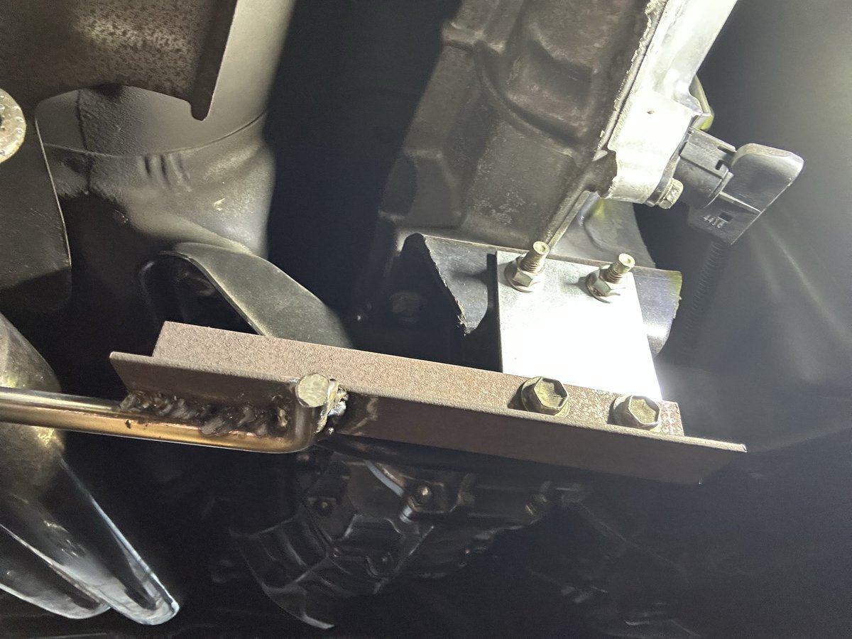 KIMURAAutoWorks's tweet photo. 横浜からはるばる来てくれたS14シルビア
本日の依頼はHPI製のフロントパイプがステーごと脱落して穴が空いて排気漏れしてしまっていたので穴埋めしてステーを制作
一応、脱着の撃備性を考えてブラケットとステーはボルトナット留めにしました
#SR #14シルビア #HPI #排気漏れ #TIG溶接 
 #ステー制作 https://t.co/pXghDG6Syp