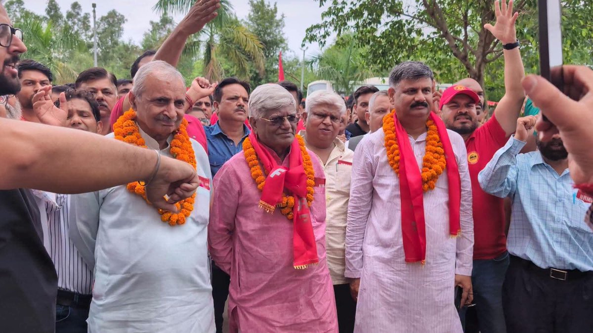 ShivaGopalMish1's tweet photo. अम्बाला में लेखा मंडल द्वारा आयोजित युवा शक्ति महोत्सव में युवा साथियों का जोश, उत्साह और संगठन के प्रति समर्पण वास्तव में देखने योग्य था।

युवा शक्ति ही किसी भी संगठन की सबसे बड़ी ताकत होती है। इसी ऊर्जा, एकजुटता और सकारात्मक सोच के साथ हम कर्मचारियों के अधिकारों की लड़ाई को और अधिक मजबूती प्रदान करेंगे।

सभी युवा साथियों और आयोजन को सफल बनाने वाले प्रत्येक कार्यकर्ता को हार्दिक बधाई एवं शुभकामनाएँ।

#युवा_शक्ति #Ambala #एकता_ही_शक्ति #TradeUnion #AIRF