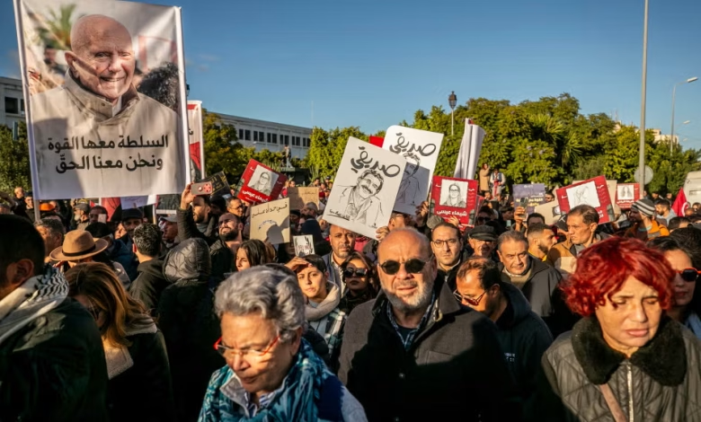 tunisianobs1's tweet photo. خبراء أممون يحذرون من مخاطر اتساع حملة القمع الحكومية في تونس
#قيس_سعيد #تونس 
https://t.co/Ddre95CVVU https://t.co/RgAd2Q40Vs
