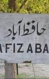 MariaBalochPK's tweet photo. پولیس والوں کی نظر بڑی ظالم ہوتی ہے اگر شک کر لیں تو ۔۔۔۔۔ کل پیش آئے قتل کیس کا احوال ایس ایچ او  کی زبانی والدین کا موقف تھا کہ بیٹا پھل کاٹ رہا تھا اسے چکر آگیا ، چھری نیچے گری اور بیٹا اوپر گرا تو یہ زخمی ہو گیا ، 
گھر والے اپنے  18 سالہ بیٹے کو ہسپتال لے گئے ، ڈاکٹروں کوزخم کی نوعیت دیکھ کر شک ہو گیا ،اسی دوران ابتدائی طبی امداد کے دوران لڑکا جان بحق ہو گیا  پولیس کو اطلاع کردی گئی ، پولیس والوں نے پوچھ گچھ کی تو والدین اور دوسرے بیٹے نے قسمیں کھائیں کہ معاملہ یہی ہے اسکے سوا اور کوئی بات نہیں لیکن پولیس کو شک پڑ چکا تھا اسی شک کی بنیاد پر چھوٹے بھائی کو تھانے لے جایا گیا تھرڈ ڈگری کی ضرورت پیش نہ آئی سیکنڈ ڈگری میں ہی بھائی نے اعتراف کر لیا کہ اس کا موبائل کی وجہ سے بھائی سے جھگڑا ہوا بات بڑھ گئی تو اس نے چھری اٹھا کر بھائی کے سینے میں گھو۔نپ دی ۔ وہ ق۔ت۔ل نہیں کرنا چاہتا تھا بس ہو گا غصہ آگیا تھا ۔۔۔ نوجوان کے خلاف مزید تفتیش جاری ہے لیکن ان لوگوں کی سوچ چیک کریں جو ایک بیٹے سے ہاتھ دھو کر دوسرے کو بچانے کے لیے جھوٹی قسمیں کھا رہے تھے ، چاہے کل کلاں یہ سورما والدین کے ساتھ بھی یہی سلوک کرتا