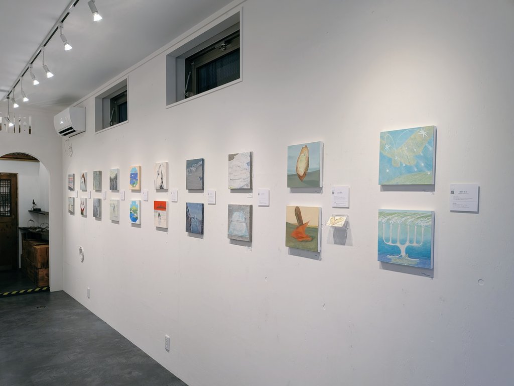 FLEW_GALLERY's tweet photo. スクエア　ザ・ダブル　19

様々な美大出身、様々なジャンルの若手作家26人がサムホールサイズ（22.7㎝×22.7㎝）２点ずつでミニマルに展開します。

2026.7.10(Fri)-2026.7.21(Tue)
12:00〜18:00（最終日15時まで）※7.16（木）休

#絵画　#小品
#フリュウ・ギャラリー　#フリュウギャラリー　#根津 https://t.co/GJm8D4bXSE