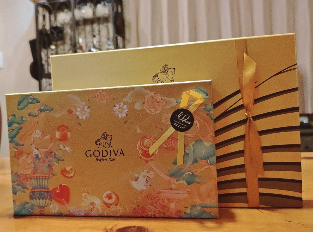 Rui__kyun's tweet photo. ピエールの1切れ900円のケーキ2つとGODIVAで24粒と16粒入りのチョコもらってきた https://t.co/LRQDAk4MAT