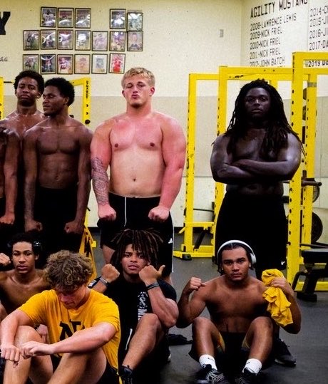 ToryLovee27's tweet photo. Grinding at the O-Dome! ⚫️🟡
@CoachMurray47 @coachDLove97 @CoachBartlettSE @KevinVerpaele17 @MaddDogg5054 @Coach_Nutter51 @Coach_Drach @CoachTXHop @JakeCasteel @JoeBrewton1 @ImCoachE5 https://t.co/61AYShfBDa