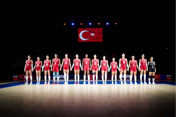 drkaanyl's tweet photo. 🇹🇷 Filenin Sultanları yine kazandı ve yine finallerde... 
Japonya'yı 3-1 mağlup ettik.
Bu kızlar olmasa başarıyı unutacağız! 
Türkiye futbol değil kadın voleybolu ülkesi net! 
Futbola yapılan yatırımlara üzülüyorum... 
#FileninSultanları https://t.co/pc9E83YNZK
