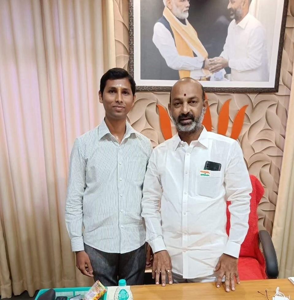 cjeetesh's tweet photo. माननीय केंद्रीय गृह राज्य मंत्री श्री बंदी संजय कुमार जी को जन्मदिन की हार्दिक बधाई एवं शुभकामनाएं।

प्रभु श्रीराम जी की कृपा आप पर सदैव बनी रहे, आप दीर्घायु और सदैव स्वस्थ रहें, यही मंगलकामना है।

@bandisanjay_bjp @BSKOffice 

#BandiSanjay https://t.co/AwODPJSQTB