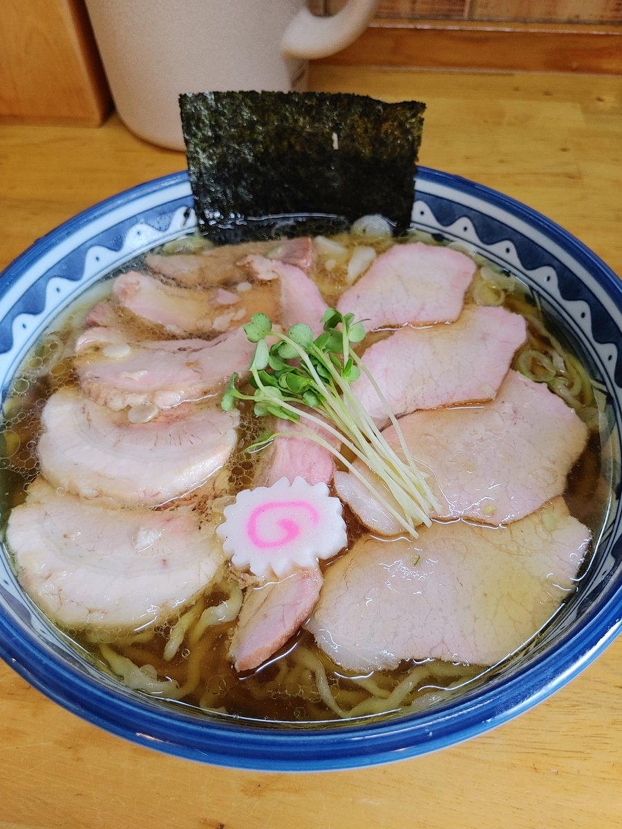 ramenmaniaj's tweet photo. 本日は福島県福島市に有る｢自家製手打ち麺 中華そば屋 佐藤｣に久々の訪麺✨

久々にこのお店の白河ラーメンを食べたくなりました😊

つい最近YouTuberの｢SUSURU｣さんが来店されたみたいですね😊

焼豚ワンタン麺1450円(麺硬め)＋大盛り220円をオーダー🍜✨

白河ラーメン自体久々なので(っ ॑꒳ ॑c)ﾜｸﾜｸ!!

程なく着丼🍜

この焼豚に浮かぶ脂の膜の色味✨

それでは、いただきます😋

まずはスープを一口😋

スープを口にした瞬間に豚の方が強めですが豚と鶏が相まった素敵な香りが鼻を抜けて行きます🤤👍🏻 ̖́-

この香りが芳醇でたまらない😍

若干のキレが有りながらも優しくもまろやかな醤油感に、後味に残る素敵に深みの有る旨み＆コク＆甘みが後を引いてレンゲが止まりません🤗

麺は��河ラーメンと言えばな多加水平打ち様の縮れたピロピロ麺🍜

麺の縮れがスープを持ち上げて、麺をすする度にまたしても鼻を抜ける豚と鶏と醤油の風味が心地よい☺️

麺の太さもバラバラに切られているのでモチっとした食感と柔らかめな食感が混ざり合って��に楽し旨い😋

焼豚は豚モモ肉＆豚バラ肉＆がぶりの3種類🐷

豚モモは味付け薄めですがスモーキーな香りを纏い素敵にモチモチ✨️

噛み締める度に豚肉の旨みがジュワッと口の中に広がって行きます😍

豚バラ肉は醤油の香ばしい風味が際立ちお肉は柔らかくモチモチとホロホロの中間地点✨

豚モモ肉よりも濃いめに味付けされています😎👍

がぶりはフワッとした口触りながらもモチモチ🥰

こちらはしっかり目に味付けがされていて

豚モモ肉→豚バラ肉→がぶりと味付けの濃さが薄めから濃いめと食感だけではなく味付けの違いも楽しめる所もまた素晴らしいですよね🙌✨

ワンタンもトゥルットゥルでウマーベラス😋

因みにワンタンは焼豚の下にゴソッと隠れてます(*^^*)

(〃´o｀)=3 ﾌｩ

旨かったぁ((美^～^味))ﾓｸﾞﾓｸﾞ���

 #福島県  #福島市  #中華そば屋佐藤  #ラーメン  #中華そば  #白河ラーメン