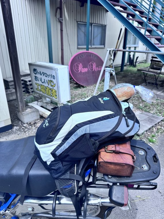 chicken's tweet photo. トップケースを外しているのを忘れて、ついバゲットを買ってしまったw
でも、ザックがあるので問題なし。 https://t.co/YVtZ4dEkkJ