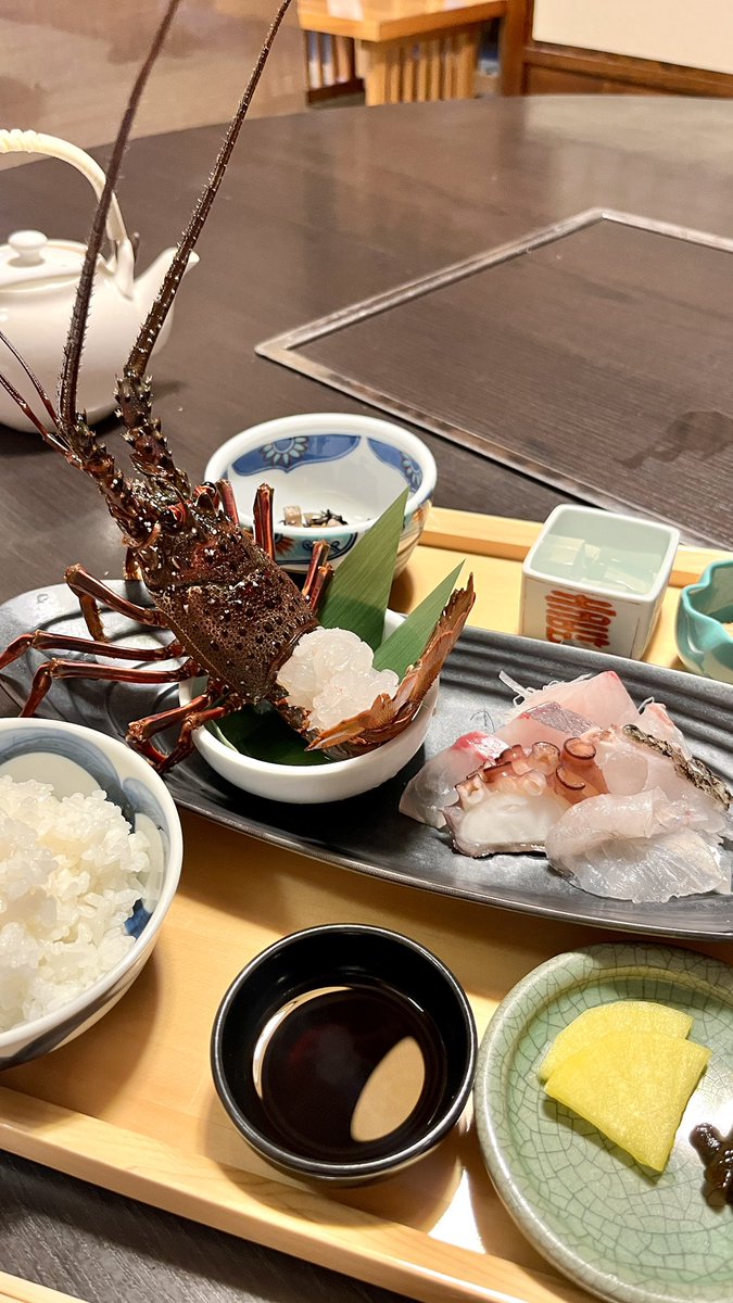 P0M____'s tweet photo. 伊勢に行って伊勢海老食べてきた
美味しかった〜！ https://t.co/38DneLrsxU