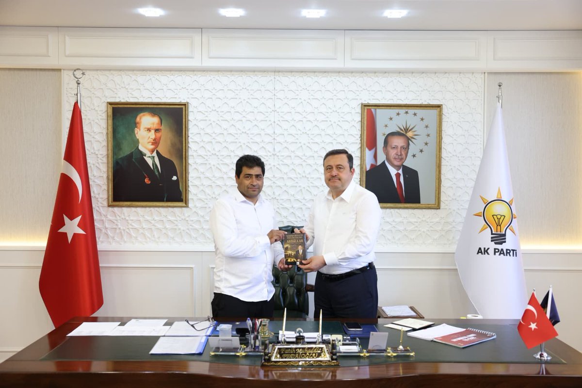 AKPartiG_Antep's tweet photo. İl Başkanımız Sayın Fatih Muhaddis Fedaioğlu; Türkiye Abdallar Birliği Genel Başkanı ve Doğuş Partisi Genel Başkanı Sayın Mahmut Karalar'ı İl Başkanlığımızda ağırladı.

Gerçekleştirilen ziyarette karşılıklı görüş alışverişinde bulunularak gündeme dair değerlendirmeler yapıldı.

Nazik ziyaretleri dolayısıyla Sayın Mahmut Karalar'a teşekkür ediyor, çalışmalarında muvaffakiyetler diliyoruz. 🤝

@abuyukgumus 
@fmfedaioglu 
@Akparti