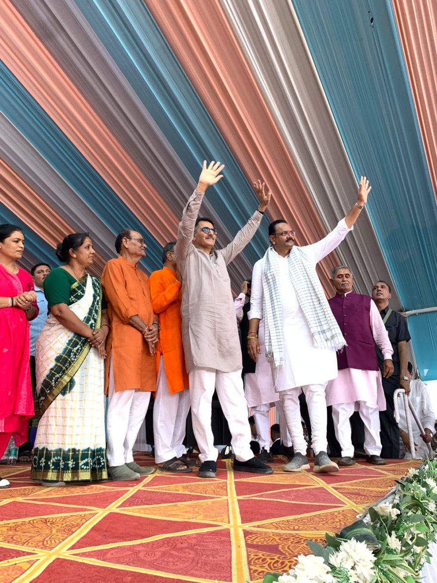jitu_vaghani's tweet photo. રાધનપુર-સાંતલપુર વિસ્તારની મુલાકાત દરમિયાન ખેડૂતો અને પશુપાલકોની મહેનત તથા પ્રગતિથી ખૂબ પ્રભાવિત છું. ખેતી ક્ષેત્રે યુવાનોની વધતી ભાગીદારીને આવકારી પર્યાવરણ સંરક્ષણ, પ્રાકૃતિક ખેતી અને સોલાર ઊર્જાના ઉપયોગને પ્રોત્સાહન આપવા સૌને અનુરોધ કર્યો.

આ ત્રિવિધ લોકાર્પણ સમારોહમાં રાજ્યકક્ષાના મંત્રીશ્રી અને જિલ્લા પ્રભારી શ્રી સ્વરૂપજી ઠાકોર, રાધનપુરના ધારાસભ્ય શ્રી લવિંગજી ઠાકોર, બનાસ બેંકના ચેરમેન શ્રી ડાહ્યાભાઈ પીલીયાતર, એપીએમસી રાધનપુરના ચેરમેન શ્રી બાબુભાઈ ચૌધરી, પાટણ-બનાસકાંઠા જિલ્લાના સહકારી આગેવાનો, વિવિધ સંસ્થાઓના પદાધિકારીઓ, વેપારીઓ તેમજ મોટી સંખ્યામાં ખેડૂતો અને પશુપાલક ભાઈ-બહેનો ઉપસ્થિત રહ્યા હતા.