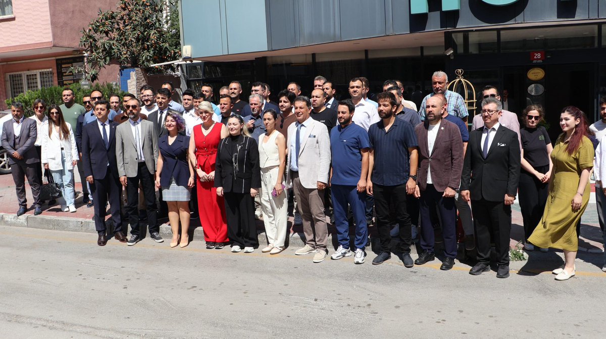 VetHekimSen's tweet photo. Atama bekleyen veteriner hekimlerin zamanı tükeniyor, meslektaşlarımız hala hak ettikleri yeterli atamayı bekliyor.

KPSS puanlarının geçerlilik süresi dolmak üzereyken; hayvansal gıda denetiminden salgın hastalıklarla mücadeleye kadar sahada en fazla ihtiyaç duyulan meslek gruplarından biri hala yeterli atamayı bekliyor.

Veteriner hekim, veteriner sağlık teknikeri ve teknisyeni eksikliği nedeniyle meslektaşlarımız il içi ve il dışı görevlendirmelerle çalıştırılmakta; koruyucu hekimlik hizmetlerinin aksamaması için yıllık izinlerini dahi kullanamamaktadır.

Hayvansal gıda üretim ve satış yerlerinin hijyen denetimi, tüm dünyada olduğu gibi veteriner hekimlerin uzmanlık alanıdır.

Halk sağlığı ve gıda güvenliği için veteriner hekim atamaları daha fazla geciktirilmemeli kamu  istihdamı; ihtiyaca, sahadaki eksikliğe ve mesleki yetkinliğe göre planlanmalıdır.

#VeterinerHekimSendeyiz
#VeterinerHekimlerAtamaBekliyor 
#TekSağlık 

@tcbestepe @TCTarim @cbsbb @RTErdogan @ibrahimyumakli @isikhanvedat
@saglikbakanligi @AhmetGumen @drmemisoglu @HMBakanligi @memetsimsek
@csgbakanligi