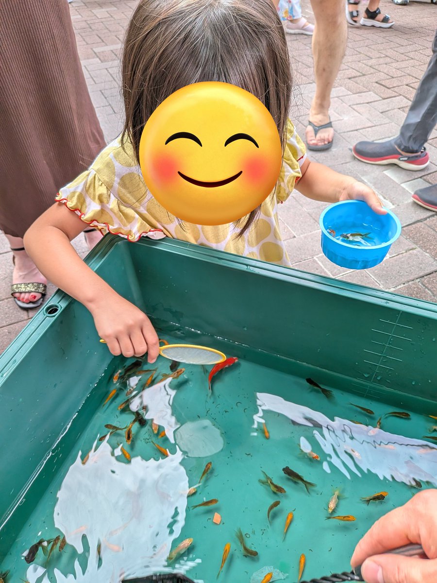 OSHIO_MAKOTO's tweet photo. 月島草市縁日1日目が終了しました！
明日も13:00-20:00【月島もんじゃお好み焼き誠】前で【金魚すくい】やります🤩必ず金魚1匹orおもちゃをプレゼントしますよ！思い出作りにぜひ！😊✨ https://t.co/7ewpBNHzdM