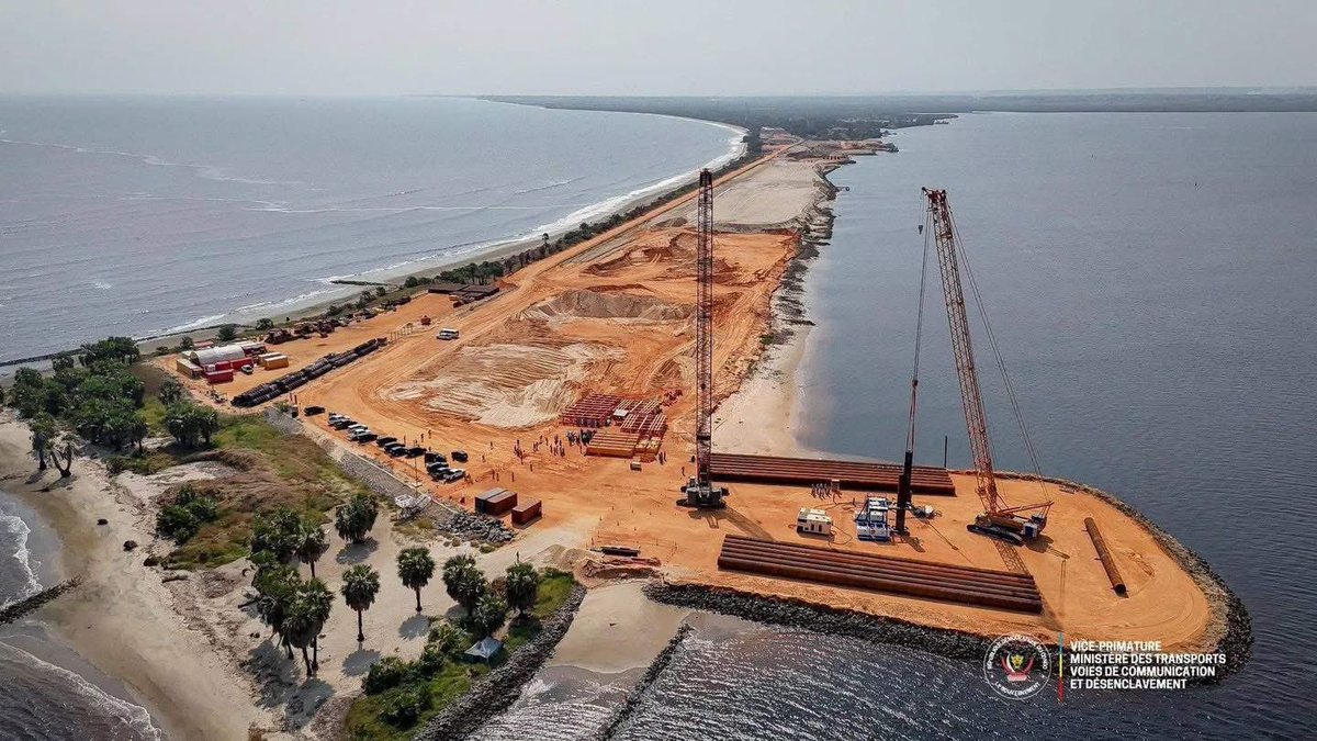 BukasaEmmanuel2's tweet photo. #RDC🇨🇩: Du port en eau profonde de banana en passant par les villes de muanda et boma, puis de kikwit jusque dans le grand kasaï, du grand kasaï vers le grand Kivu et le grand Katanga,  S.E Mr le Président de la République Félix Tshisekedi a engagé le pays dans un vaste projet de construction 🏗️ de routes 🛣️ qu’il n’avait jamais connu au paravent.

Sous la bonne exécution et la bonne supervision du ministre des infrastructures S.E John Banza Lunda,  les différents chantiers évoluent au bon rythme et prêts à être livrés d’ici 2027, donc à partir de 2027, il sera possible pour les congolais de parcourir plusieurs provinces du pays par voie terrestre en toute tranquillité et toute sécurité.

Le Congo qui change, c’est le Congo que nous voulons, ne prêtez pas attention aux agitateurs et fauteurs de troubles en soutanes qui roulent pour l’ennemi.

Le Congo est sur la bonne voie.

@Presidence_RDC 
@MinITP_RDC 
@Com_mediasRDC 
@sentinellecongo 
@Williamkande2 
@NembalembaJun