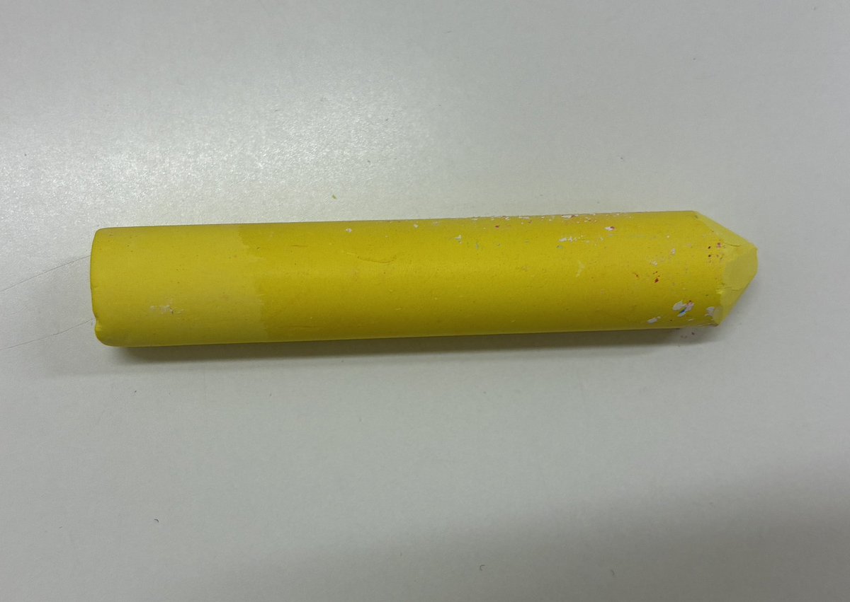 yanochem's tweet photo. ああああああ、気持ち悪いチョークの使い方をしてしまった。手が粉だらけになって気づいた！ダストレス黄は見落とす！ #同業者は気づく #こだわらない人すいません https://t.co/TxuyeM4ZNj