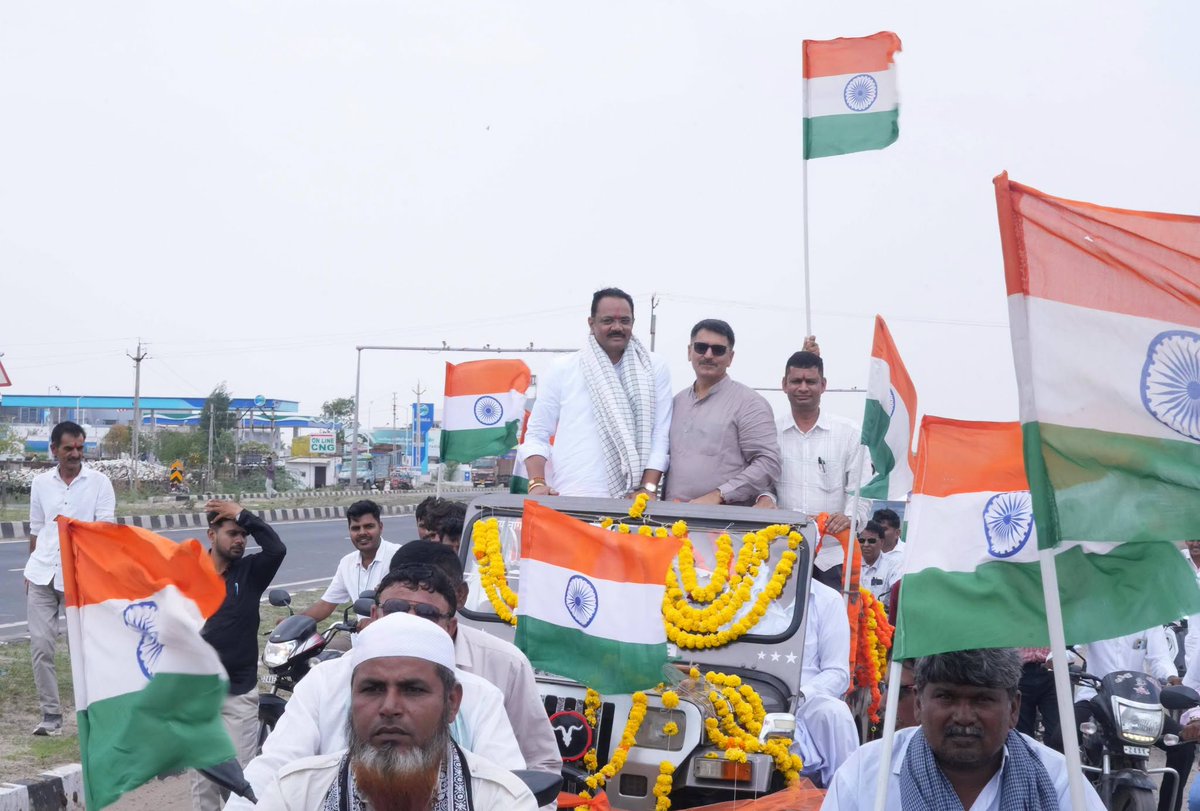 jitu_vaghani's tweet photo. "પ્રતિકૂળ પરિસ્થિતિમાં પણ ખેડૂતોએ વિકાસનું પ્રેરણાદાયી મોડેલ ઊભું કર્યું છે."

રાધનપુર ખાતે આવેલી ખેતીવાડી ઉત્પન્ન બજાર સમિતિ (APMC) ખાતે માનનીય વિધાનસભાના અધ્યક્ષ શ્રી @ChaudhryShankarજીની પ્રેરક ઉપસ્થિતિમાં બનાસ બેંકની માર્કેટયાર્ડ રાધનપુર શાખાના નવીન મકાન, એપીએમસીના નવા કાર્યાલય ભવન, ખેડૂત આરામગૃહ તથા ઓપન ઓક્શન શેડના ત્રિવિધ લોકાર્પણ કરીને ખેડૂત અકસ્માત વીમા યોજનાના લાભાર્થીઓને ચેકનું વિતરણ કર્યું. 

આદરણીય પ્રધાનમંત્રી શ્રી @NarendraModiજીના નેતૃત્વમાં નર્મદાના નીર આ વિસ્તારમાં પહોંચતાં ખેડૂતોના વિકાસ અને સમૃદ્ધિના નવા દ્વાર ખુલ્યા છે. 

ઉત્તર ગુજરાતની ધરતીને નવપલ્લવિત બનાવી ખેડૂતોની આવક વધારવા માટે કેન્દ્ર સરકારે અનેક ખેડૂતલક્ષી યોજનાઓ અમલમાં મૂકી છે. 

રાજ્યના માનનીય મુખ્યમંત્રી શ્રી @bhupendrapbjpજીના માર્ગદર્શન હેઠળ રાજ્ય સરકાર પણ ખેડૂતોને વિવિધ સહાય અને યોજનાઓ દ્વારા વધુ સશક્ત બનાવવા પ્રતિબદ્ધ છે.