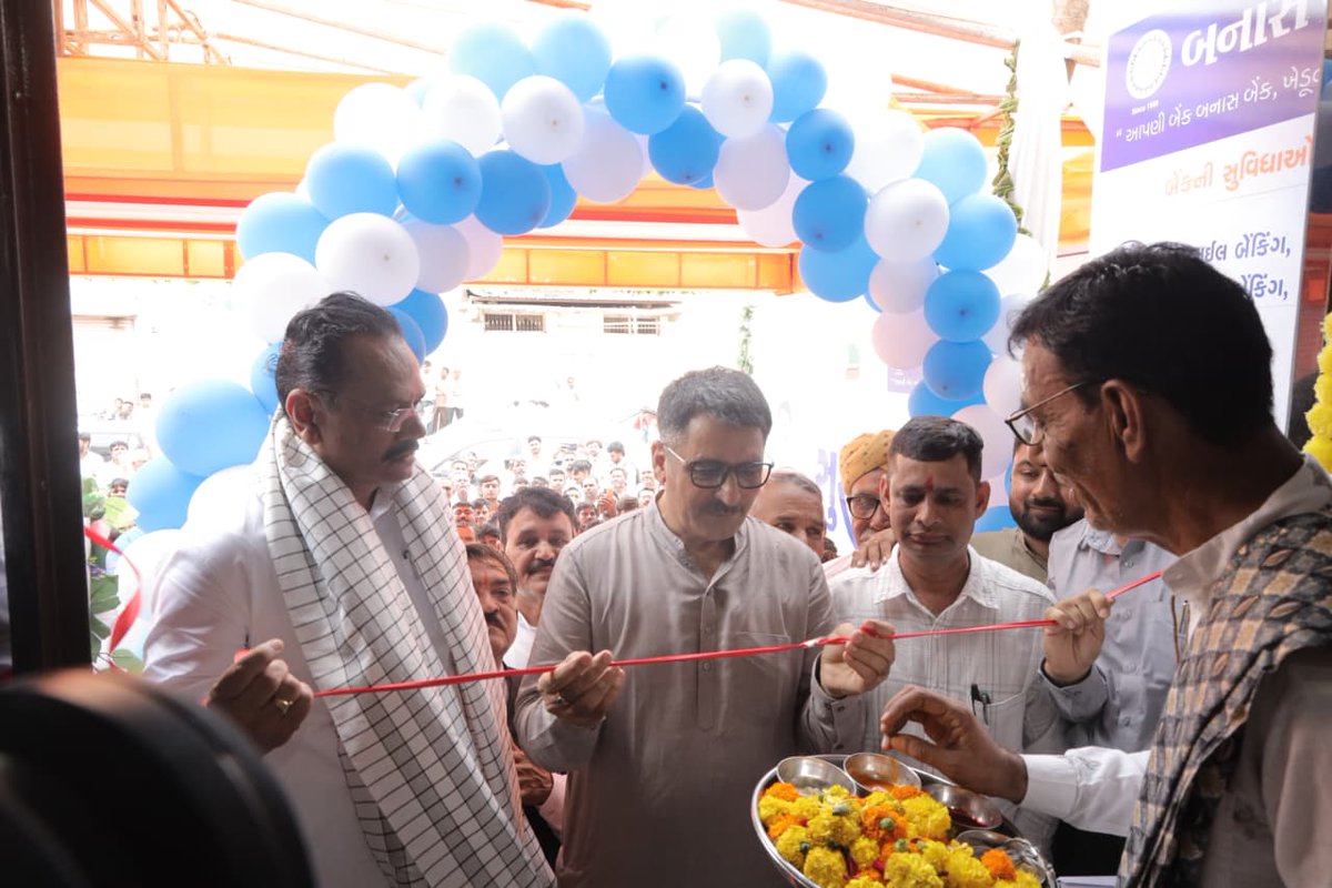 jitu_vaghani's tweet photo. "પ્રતિકૂળ પરિસ્થિતિમાં પણ ખેડૂતોએ વિકાસનું પ્રેરણાદાયી મોડેલ ઊભું કર્યું છે."

રાધનપુર ખાતે આવેલી ખેતીવાડી ઉત્પન્ન બજાર સમિતિ (APMC) ખાતે માનનીય વિધાનસભાના અધ્યક્ષ શ્રી @ChaudhryShankarજીની પ્રેરક ઉપસ્થિતિમાં બનાસ બેંકની માર્કેટયાર્ડ રાધનપુર શાખાના નવીન મકાન, એપીએમસીના નવા કાર્યાલય ભવન, ખેડૂત આરામગૃહ તથા ઓપન ઓક્શન શેડના ત્રિવિધ લોકાર્પણ કરીને ખેડૂત અકસ્માત વીમા યોજનાના લાભાર્થીઓને ચેકનું વિતરણ કર્યું. 

આદરણીય પ્રધાનમંત્રી શ્રી @NarendraModiજીના નેતૃત્વમાં નર્મદાના નીર આ વિસ્તારમાં પહોંચતાં ખેડૂતોના વિકાસ અને સમૃદ્ધિના નવા દ્વાર ખુલ્યા છે. 

ઉત્તર ગુજરાતની ધરતીને નવપલ્લવિત બનાવી ખેડૂતોની આવક વધારવા માટે કેન્દ્ર સરકારે અનેક ખેડૂતલક્ષી યોજનાઓ અમલમાં મૂકી છે. 

રાજ્યના માનનીય મુખ્યમંત્રી શ્રી @bhupendrapbjpજીના માર્ગદર્શન હેઠળ રાજ્ય સરકાર પણ ખેડૂતોને વિવિધ સહાય અને યોજનાઓ દ્વારા વધુ સશક્ત બનાવવા પ્રતિબદ્ધ છે.
