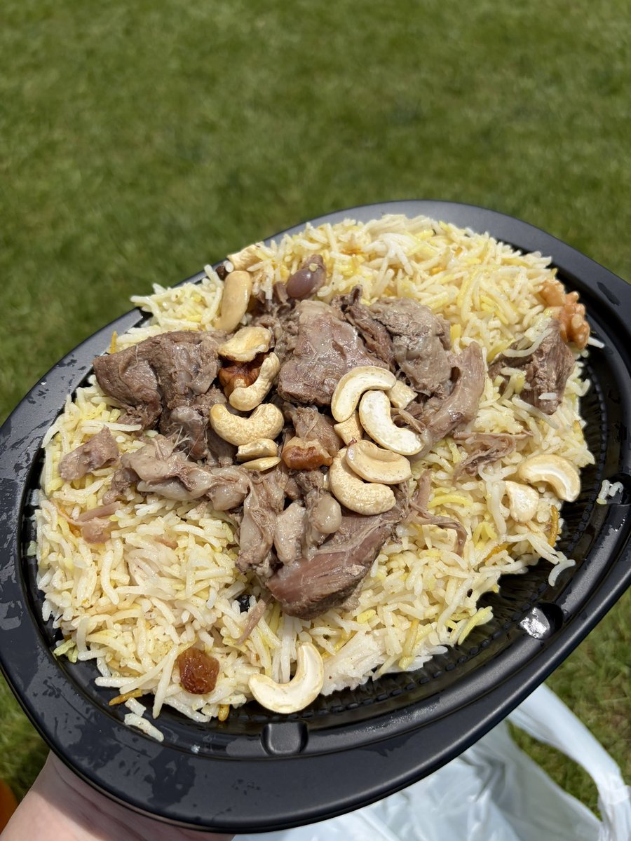 qen000's tweet photo. 麦食音祭オススメメニュー、サウジアラビアのラムカブサ。フワフワのライスに柔らかくてクセのないラム肉との相性が堪らん堪らんでした。ボリュームあります。
ビールは麦というお店の柑橘系IPAが夏に似合いすぎて堪らん堪らんでした https://t.co/g4bPaw41LK