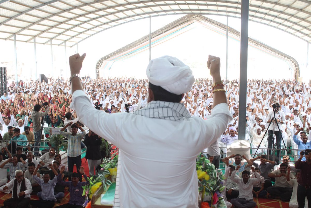 jitu_vaghani's tweet photo. "પ્રતિકૂળ પરિસ્થિતિમાં પણ ખેડૂતોએ વિકાસનું પ્રેરણાદાયી મોડેલ ઊભું કર્યું છે."

રાધનપુર ખાતે આવેલી ખેતીવાડી ઉત્પન્ન બજાર સમિતિ (APMC) ખાતે માનનીય વિધાનસભાના અધ્યક્ષ શ્રી @ChaudhryShankarજીની પ્રેરક ઉપસ્થિતિમાં બનાસ બેંકની માર્કેટયાર્ડ રાધનપુર શાખાના નવીન મકાન, એપીએમસીના નવા કાર્યાલય ભવન, ખેડૂત આરામગૃહ તથા ઓપન ઓક્શન શેડના ત્રિવિધ લોકાર્પણ કરીને ખેડૂત અકસ્માત વીમા યોજનાના લાભાર્થીઓને ચેકનું વિતરણ કર્યું. 

આદરણીય પ્રધાનમંત્રી શ્રી @NarendraModiજીના નેતૃત્વમાં નર્મદાના નીર આ વિસ્તારમાં પહોંચતાં ખેડૂતોના વિકાસ અને સમૃદ્ધિના નવા દ્વાર ખુલ્યા છે. 

ઉત્તર ગુજરાતની ધરતીને નવપલ્લવિત બનાવી ખેડૂતોની આવક વધારવા માટે કેન્દ્ર સરકારે અનેક ખેડૂતલક્ષી યોજનાઓ અમલમાં મૂકી છે. 

રાજ્યના માનનીય મુખ્યમંત્રી શ્રી @bhupendrapbjpજીના માર્ગદર્શન હેઠળ રાજ્ય સરકાર પણ ખેડૂતોને વિવિધ સહાય અને યોજનાઓ દ્વારા વધુ સશક્ત બનાવવા પ્રતિબદ્ધ છે.