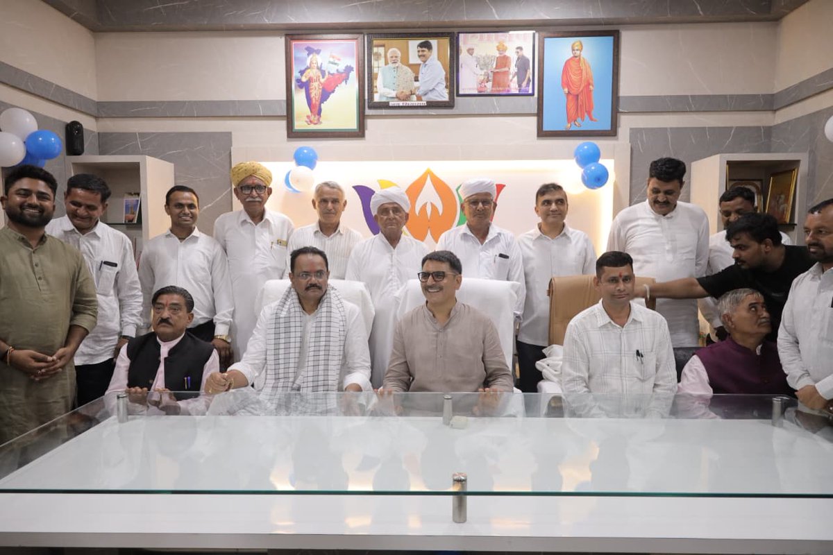 jitu_vaghani's tweet photo. "પ્રતિકૂળ પરિસ્થિતિમાં પણ ખેડૂતોએ વિકાસનું પ્રેરણાદાયી મોડેલ ઊભું કર્યું છે."

રાધનપુર ખાતે આવેલી ખેતીવાડી ઉત્પન્ન બજાર સમિતિ (APMC) ખાતે માનનીય વિધાનસભાના અધ્યક્ષ શ્રી @ChaudhryShankarજીની પ્રેરક ઉપસ્થિતિમાં બનાસ બેંકની માર્કેટયાર્ડ રાધનપુર શાખાના નવીન મકાન, એપીએમસીના નવા કાર્યાલય ભવન, ખેડૂત આરામગૃહ તથા ઓપન ઓક્શન શેડના ત્રિવિધ લોકાર્પણ કરીને ખેડૂત અકસ્માત વીમા યોજનાના લાભાર્થીઓને ચેકનું વિતરણ કર્યું. 

આદરણીય પ્રધાનમંત્રી શ્રી @NarendraModiજીના નેતૃત્વમાં નર્મદાના નીર આ વિસ્તારમાં પહોંચતાં ખેડૂતોના વિકાસ અને સમૃદ્ધિના નવા દ્વાર ખુલ્યા છે. 

ઉત્તર ગુજરાતની ધરતીને નવપલ્લવિત બનાવી ખેડૂતોની આવક વધારવા માટે કેન્દ્ર સરકારે અનેક ખેડૂતલક્ષી યોજનાઓ અમલમાં મૂકી છે. 

રાજ્યના માનનીય મુખ્યમંત્રી શ્રી @bhupendrapbjpજીના માર્ગદર્શન હેઠળ રાજ્ય સરકાર પણ ખેડૂતોને વિવિધ સહાય અને યોજનાઓ દ્વારા વધુ સશક્ત બનાવવા પ્રતિબદ્ધ છે.