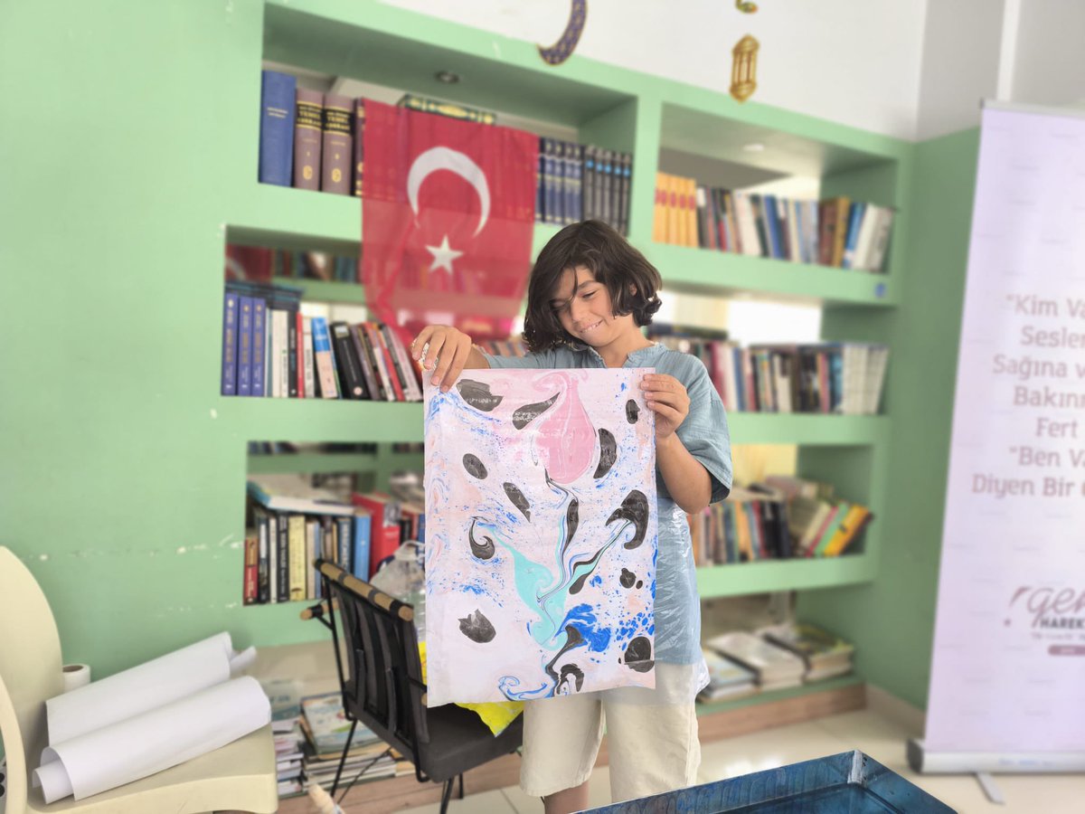 izmirimh's tweet photo. Ebru Atölyesi🖼️🫟

Demli Kitap Kafede gerçekleştirdiğimiz Hareketli Yaz Okulumuzda ebru atölyesine katılan öğrencilerimiz sanatın inceliklerine güzellik kattılar.

Yaz hareketsiz,
Hareket Sen’siz olmaz!😎 https://t.co/39XEte0aoq