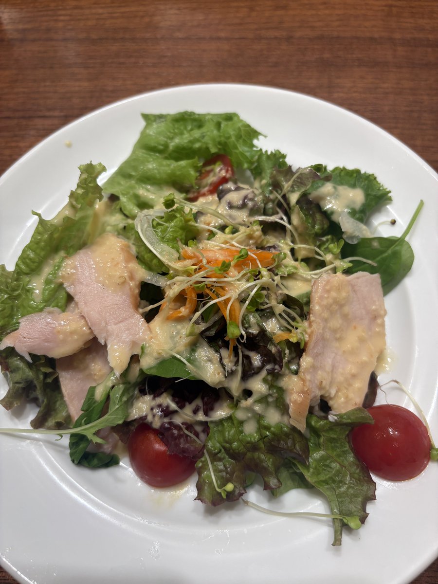 QTyUkari's tweet photo. 本日のチンラ
いたがきのお食事出来るお店が待望のエスパルに出来たので行ってきたが、サラダは新鮮だトマトもチーズもなんもかも美味しかった！！！！来仙民は是非行っていただきたい！！！！次はパフェだなー https://t.co/6I8n2yhJ35