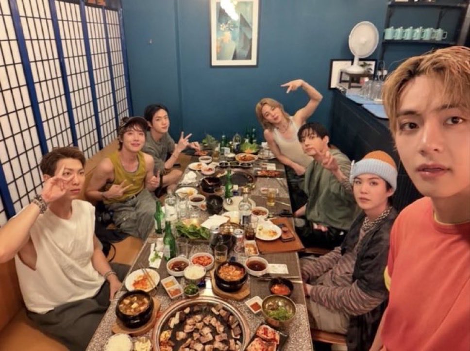 waap0613's tweet photo. 테이블에 전정국 있없으로 고기 빈부격차 나는 거임? https://t.co/r1AnAIySM7