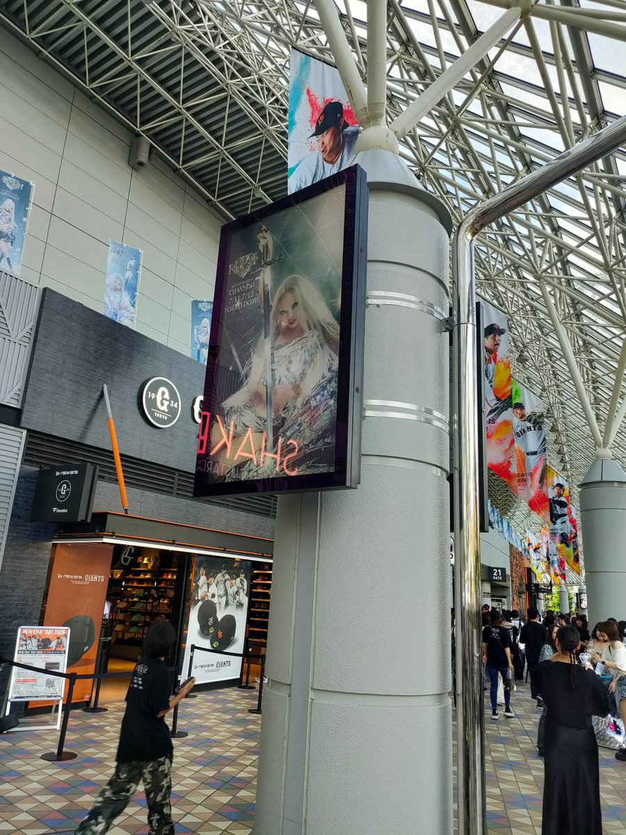 hiroki_F10's tweet photo. 人生初ライブ行ってきました。足がつりそうです https://t.co/0DpYw1YwxD